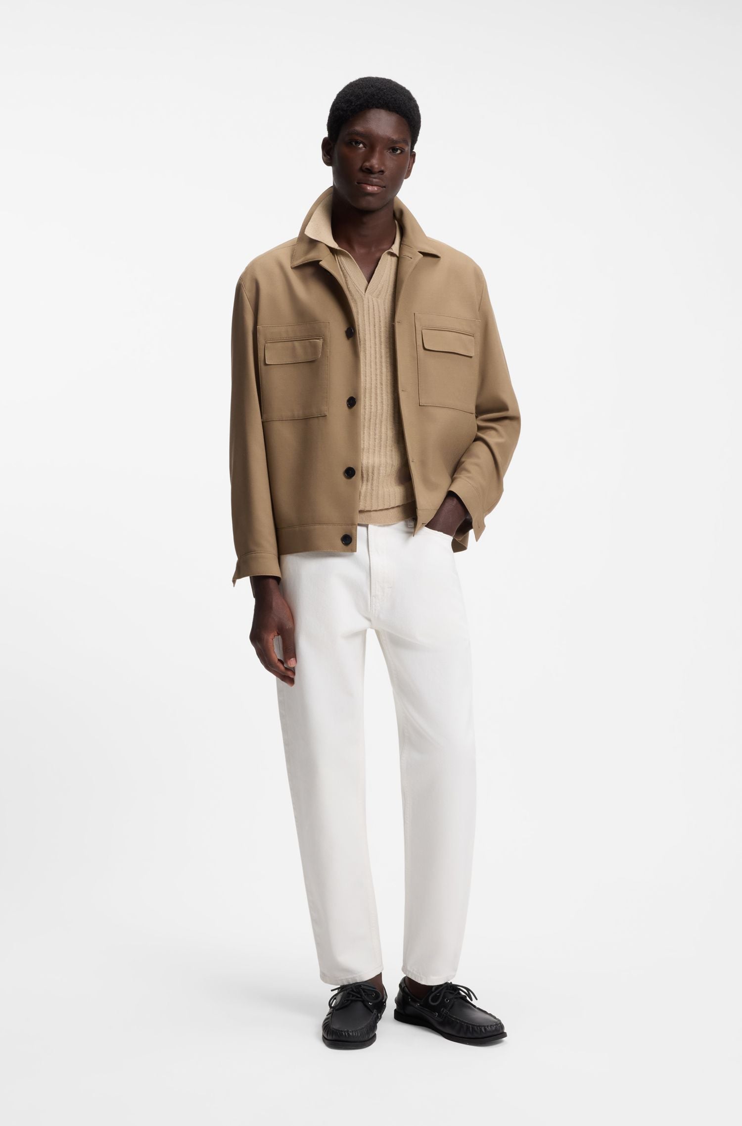 Áo polo cổ bẻ dệt kim bằng vải jacquard cotton-linen.