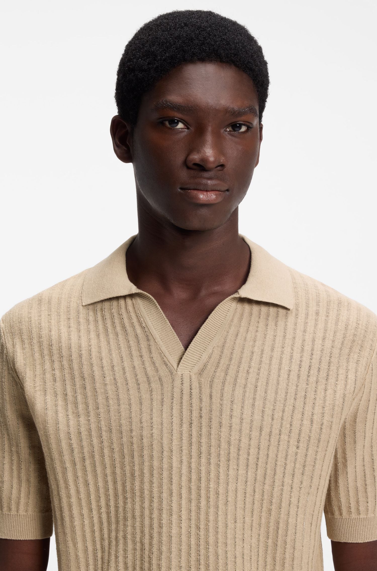 Áo polo cổ bẻ dệt kim bằng vải jacquard cotton-linen.