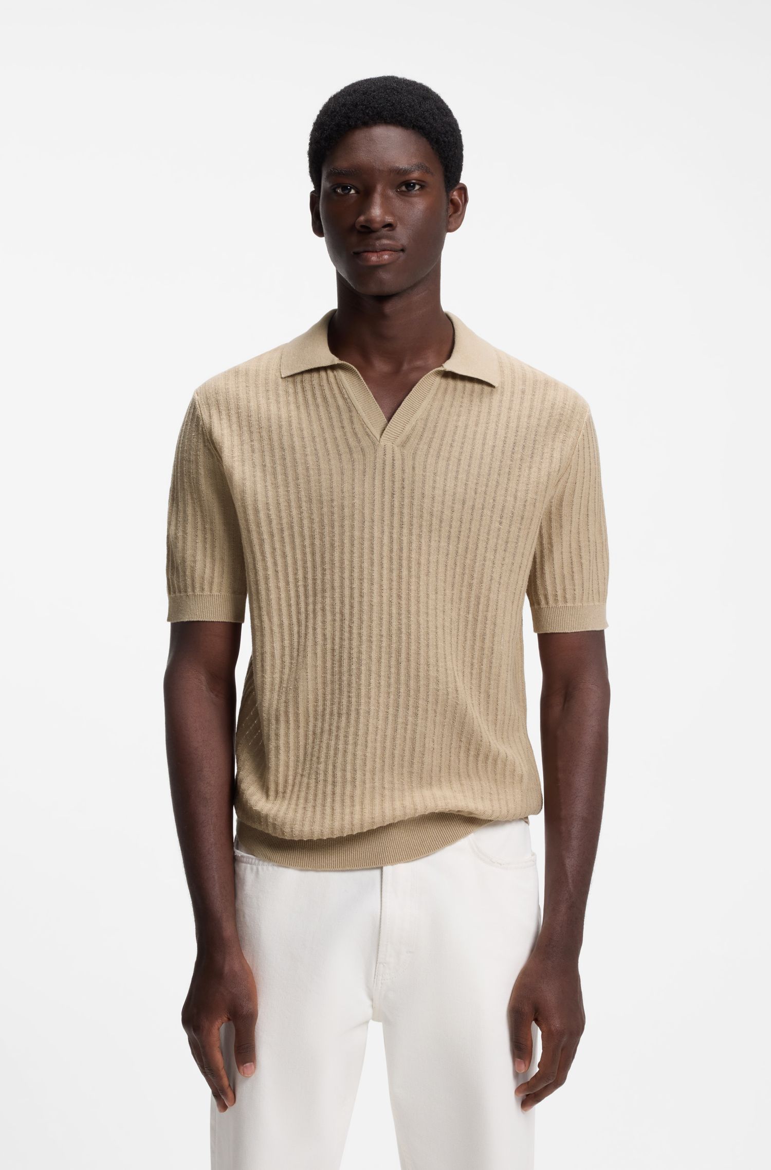 Áo polo cổ bẻ dệt kim bằng vải jacquard cotton-linen.