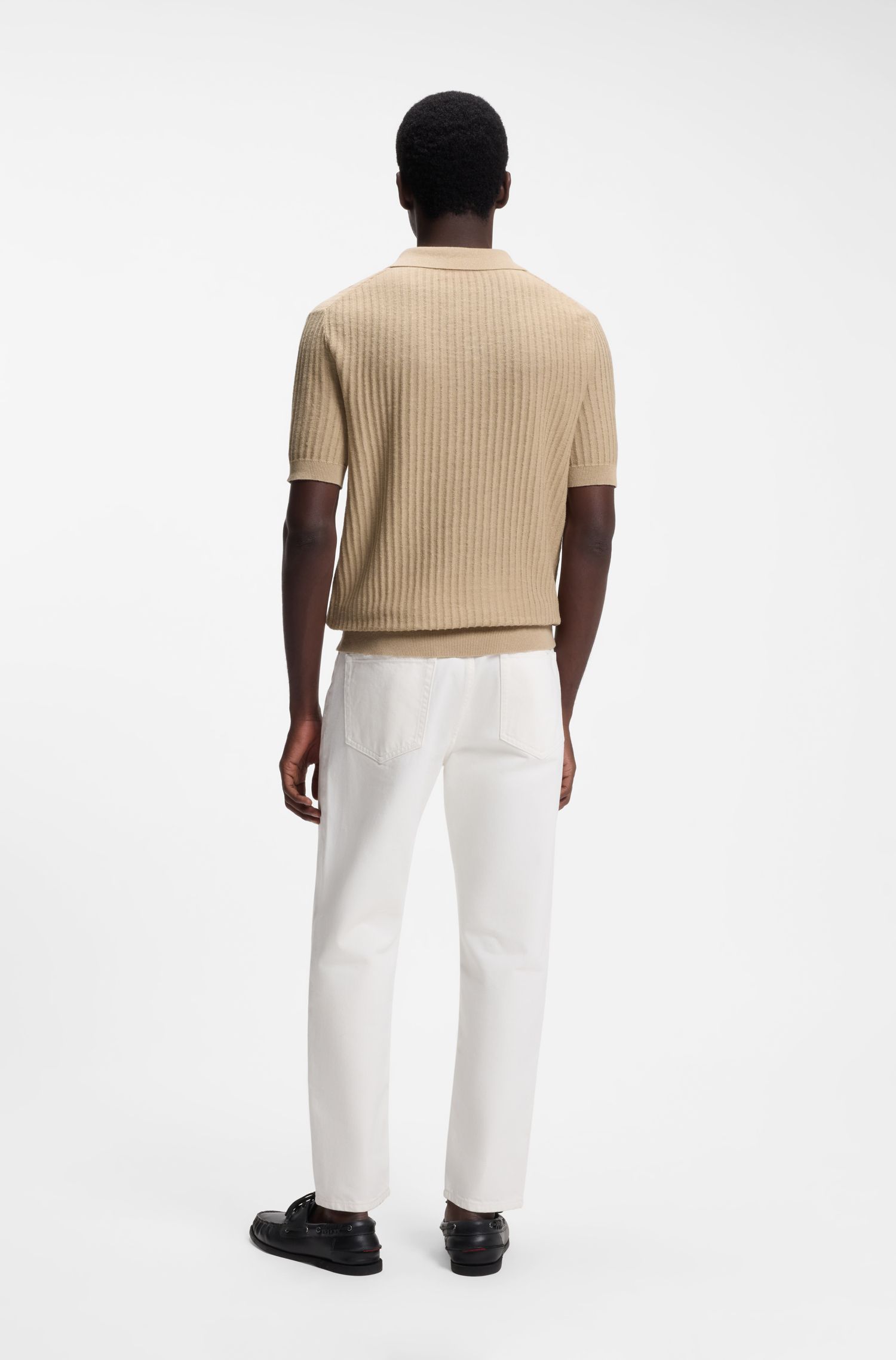 Áo polo cổ bẻ dệt kim bằng vải jacquard cotton-linen.