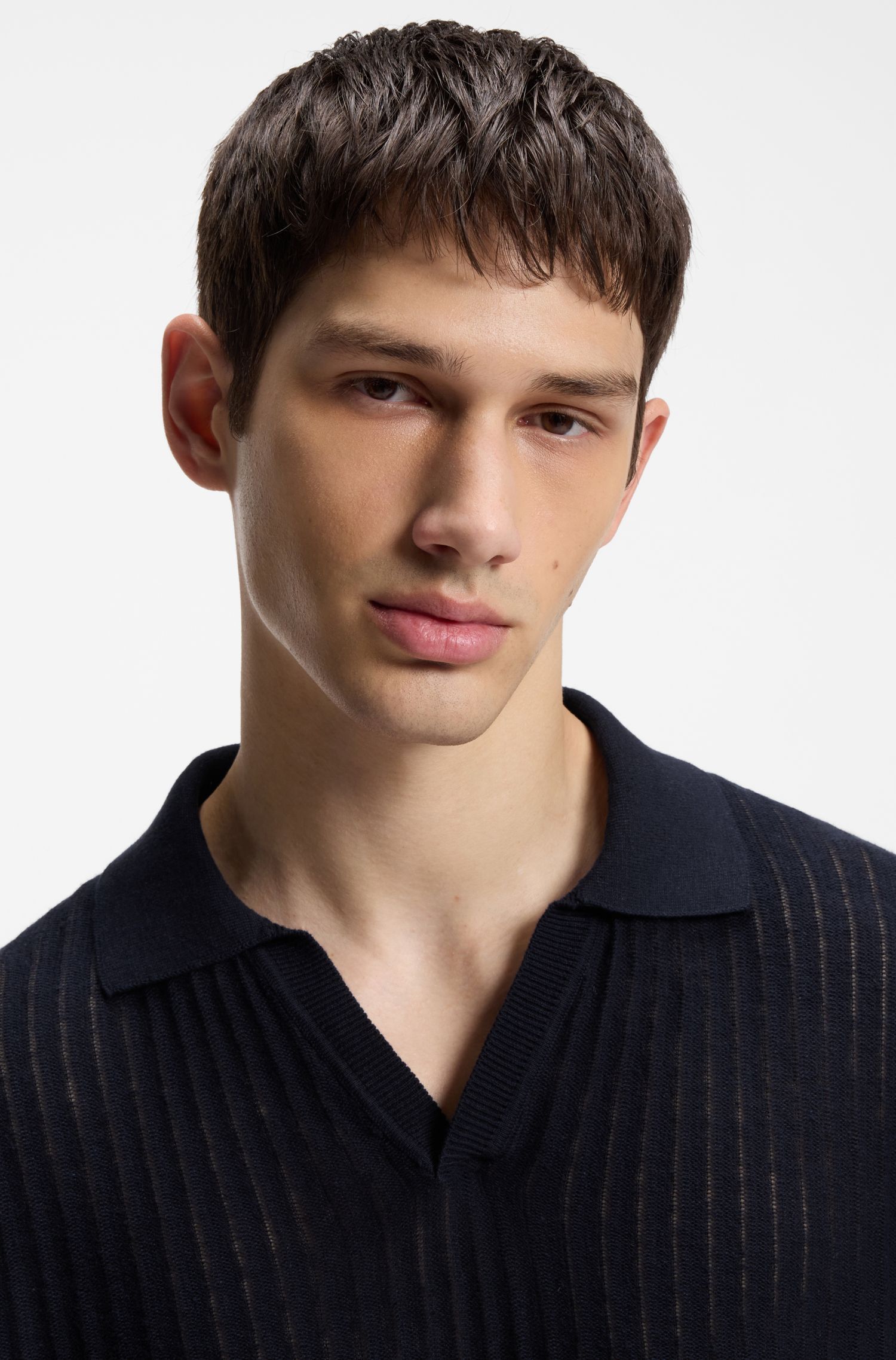 Áo polo cổ bẻ dệt kim bằng vải jacquard cotton-linen.
