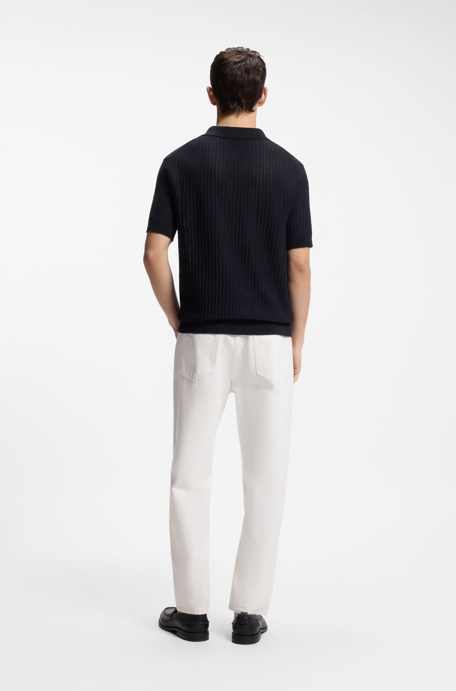 Áo polo cổ bẻ dệt kim bằng vải jacquard cotton-linen.