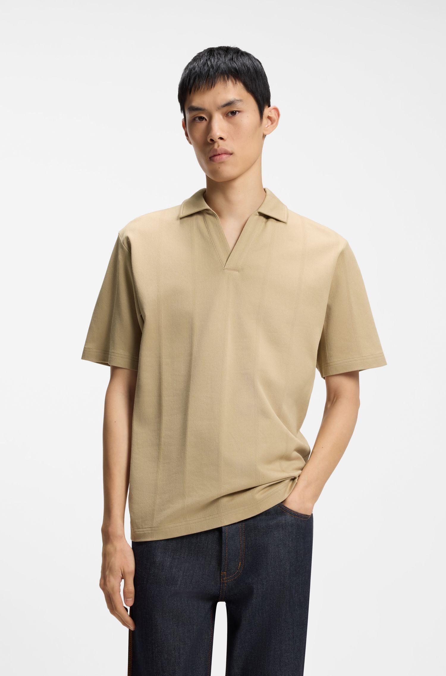 Áo polo dáng rộng thoải mái làm từ chất liệu cotton thoáng khí.