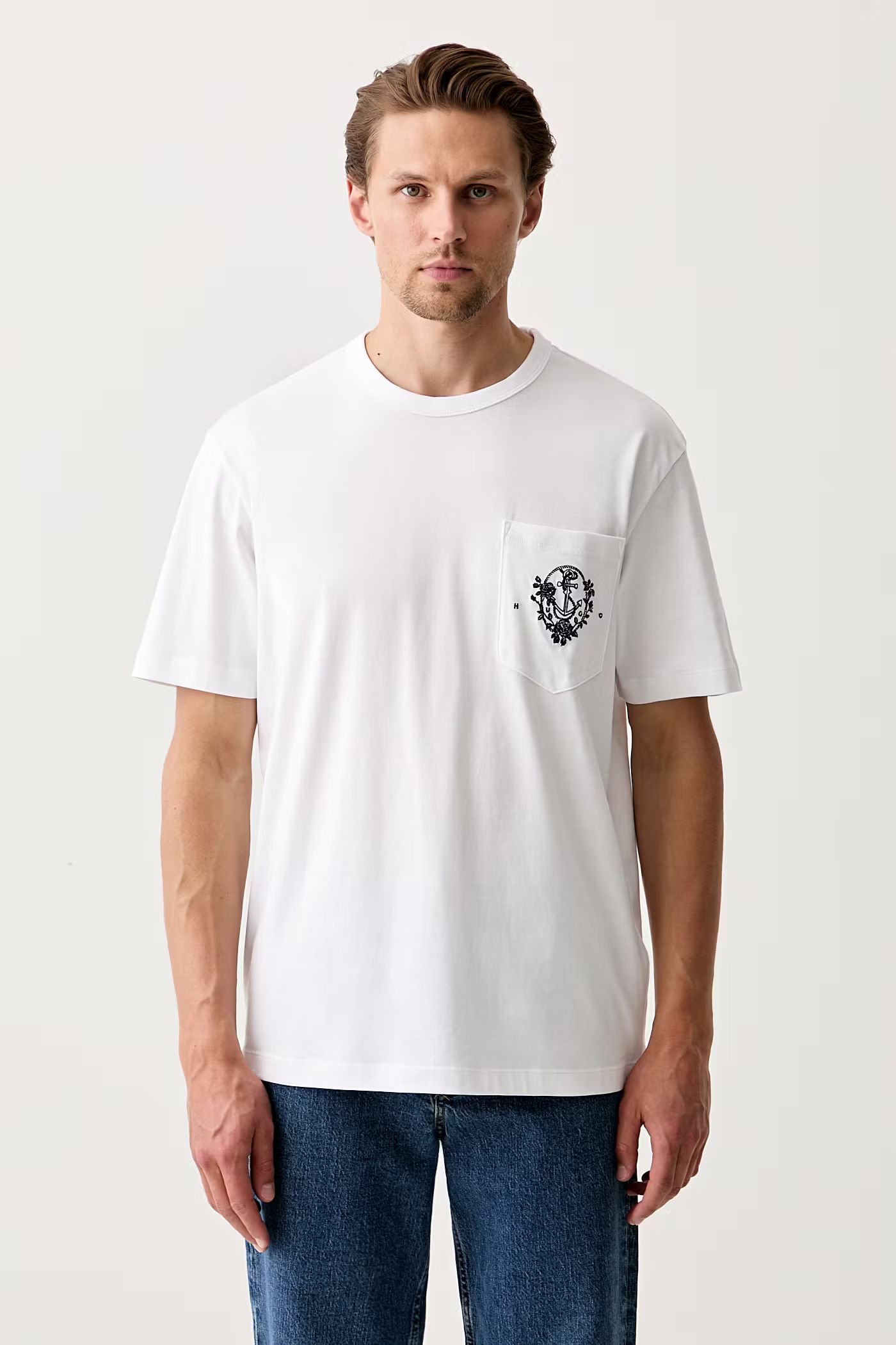 Áo thun cotton dáng rộng thoải mái với họa tiết mỏ neo trên túi.
