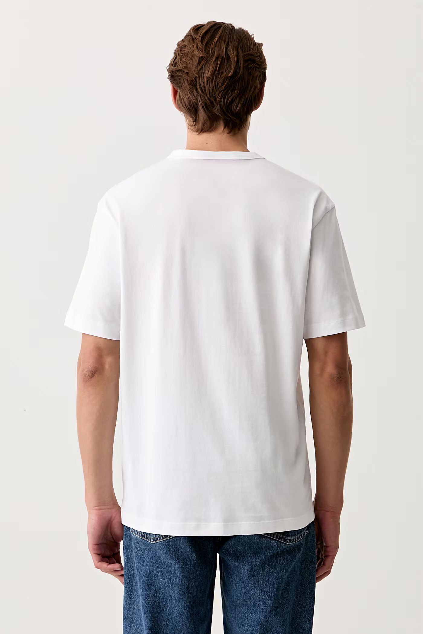 Áo thun cotton dáng rộng thoải mái với họa tiết mỏ neo trên túi.