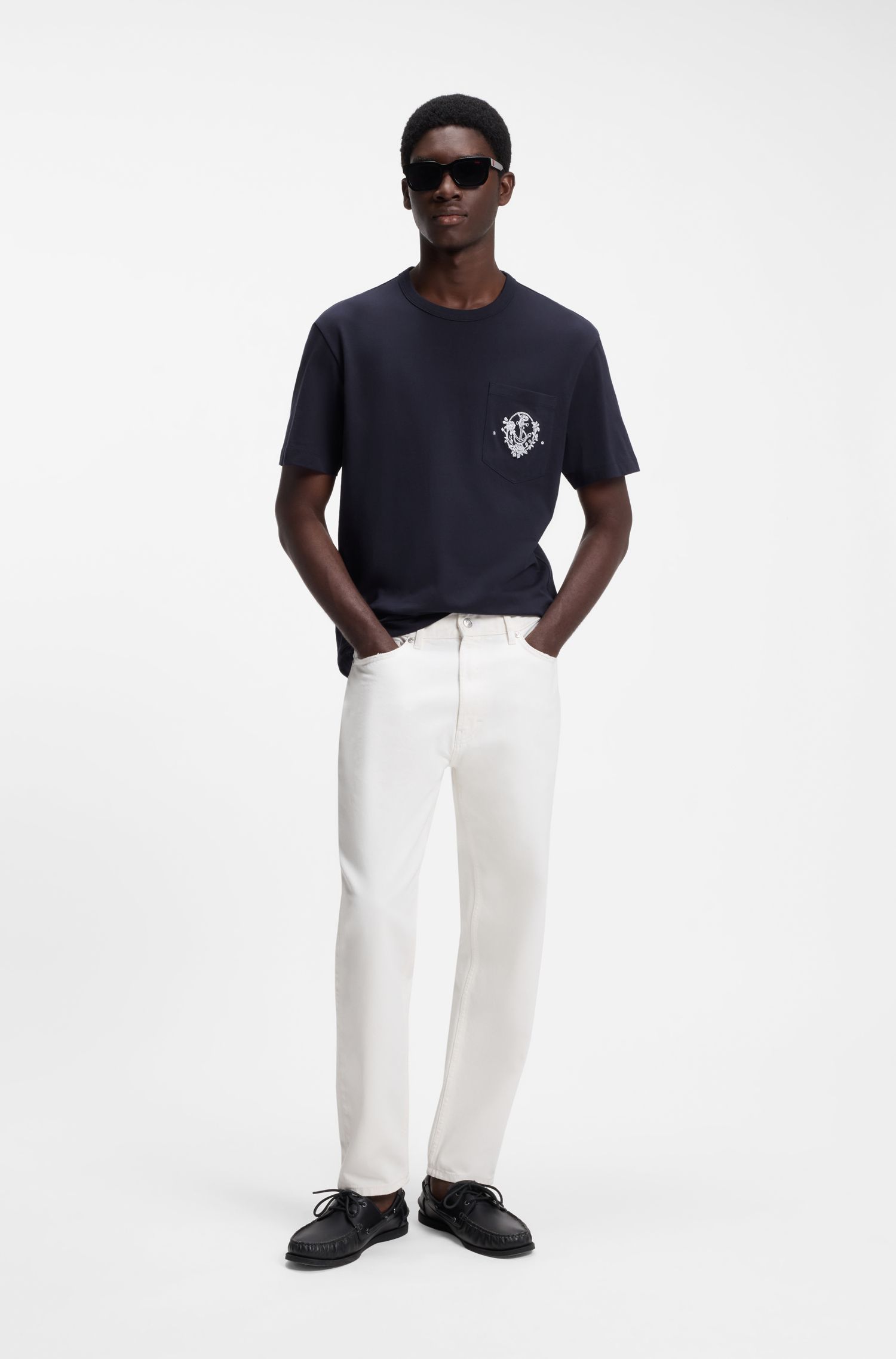Áo thun cotton dáng rộng thoải mái với họa tiết mỏ neo trên túi.