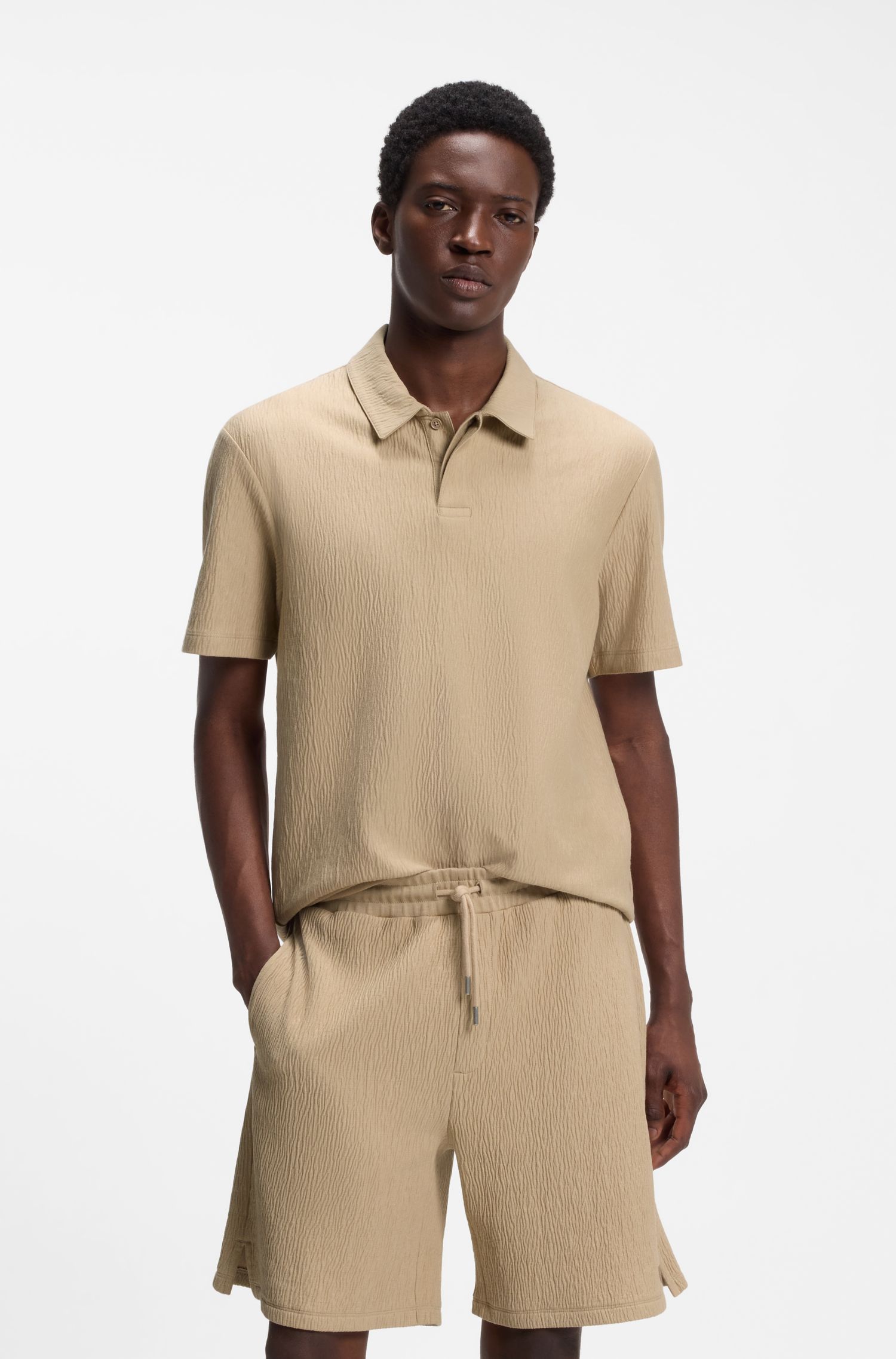 Áo polo pha cotton với hiệu ứng nhăn.