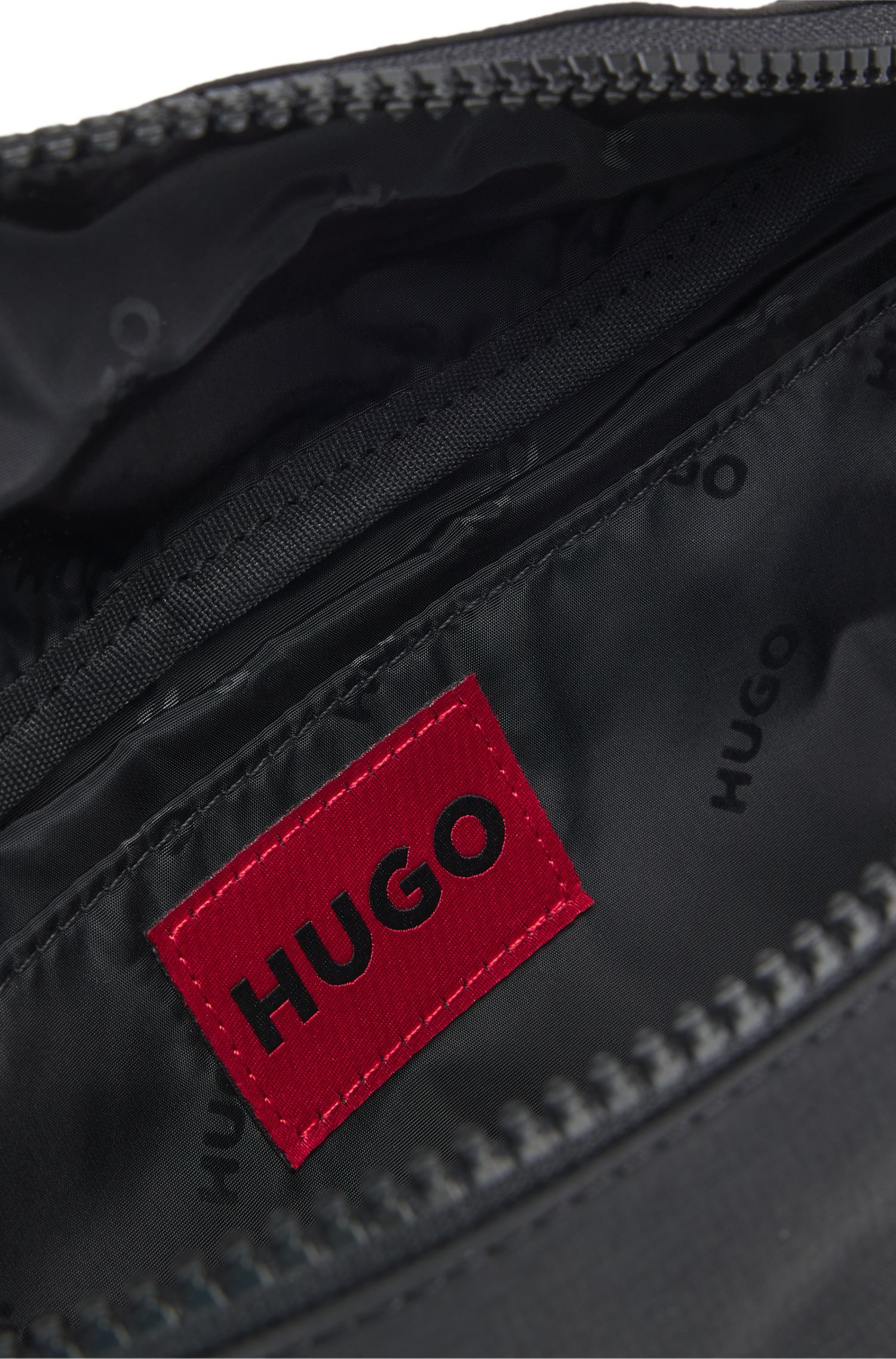 HUGO - Túi đeo hông với chi tiết logo được đặt cách xa nhau.