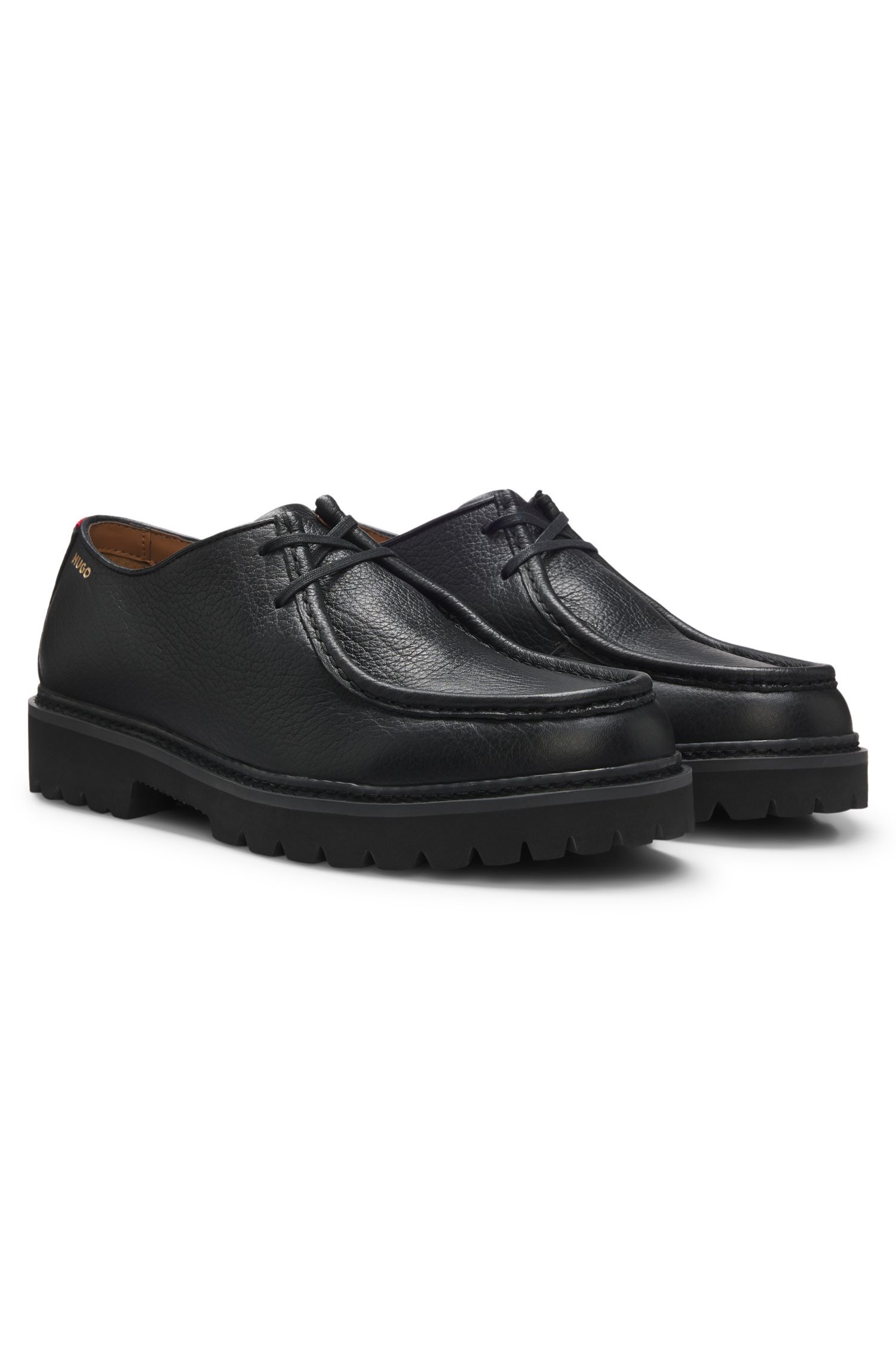 Giày Derby lấy cảm hứng từ giày moccasin, làm từ da thuộc mềm mại.