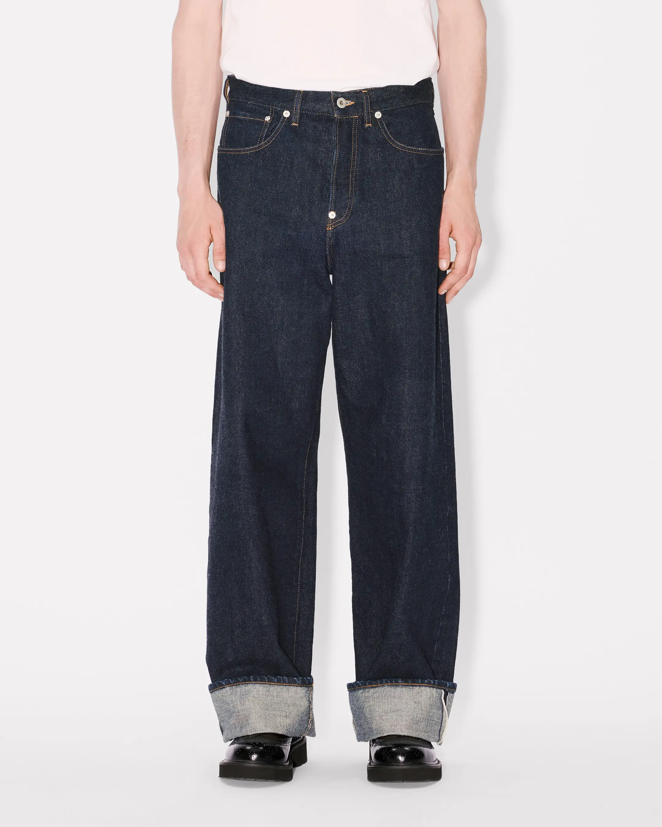 Quần jeans suông rộng