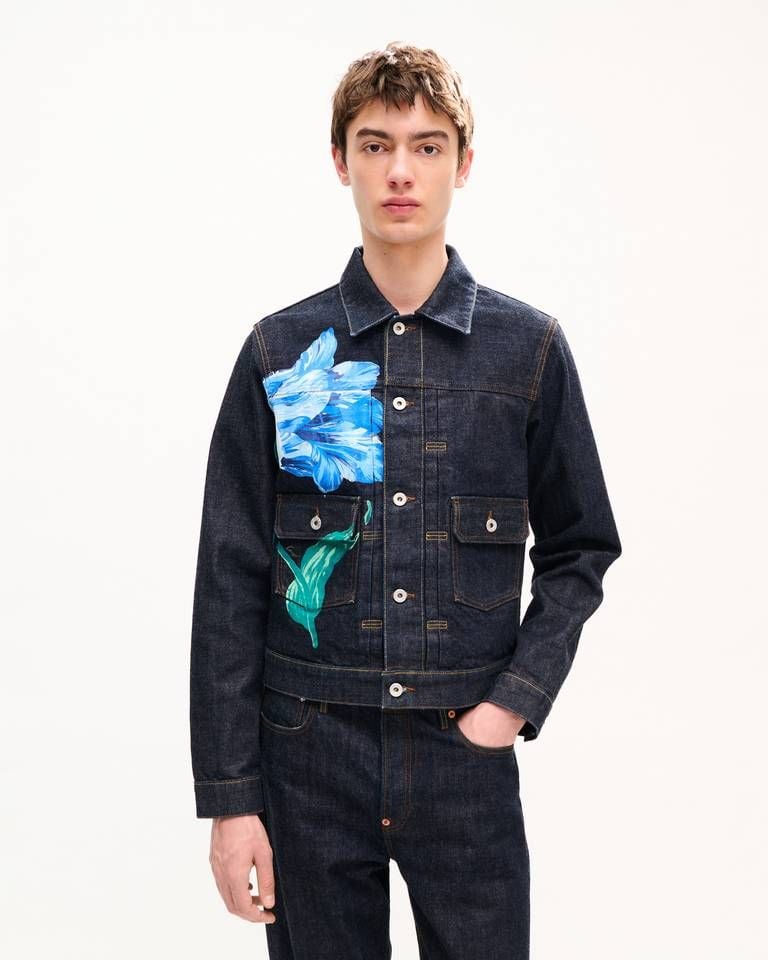 Áo khoác dáng suông xếp ly Tulip của KENZO làm từ chất liệu denim Nhật Bản.