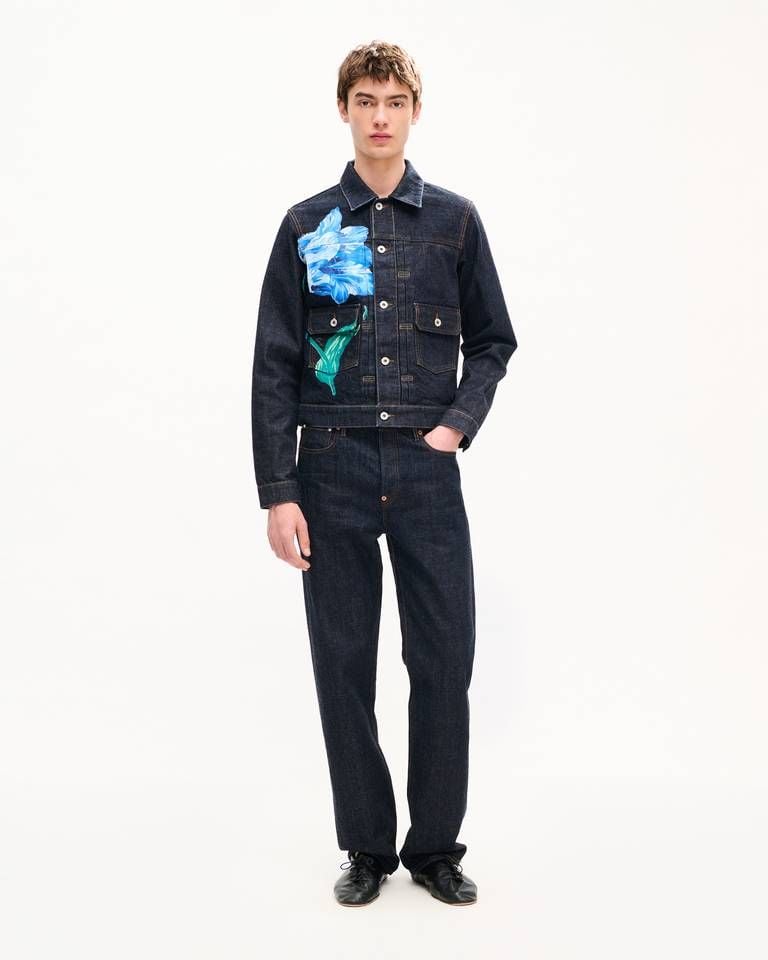 Áo khoác dáng suông xếp ly Tulip của KENZO làm từ chất liệu denim Nhật Bản.
