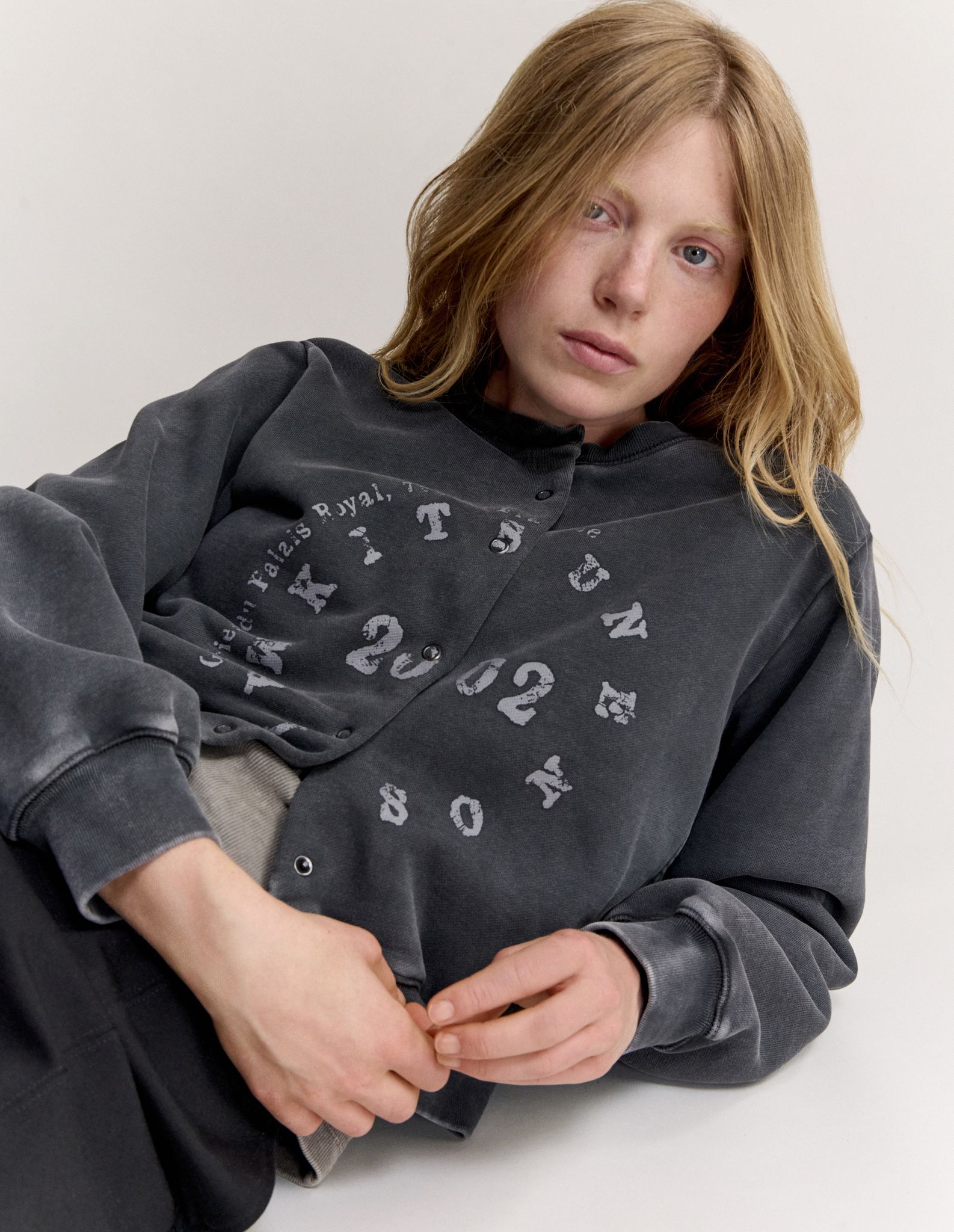 Áo hoodie nữ College túi mở dáng relaxed