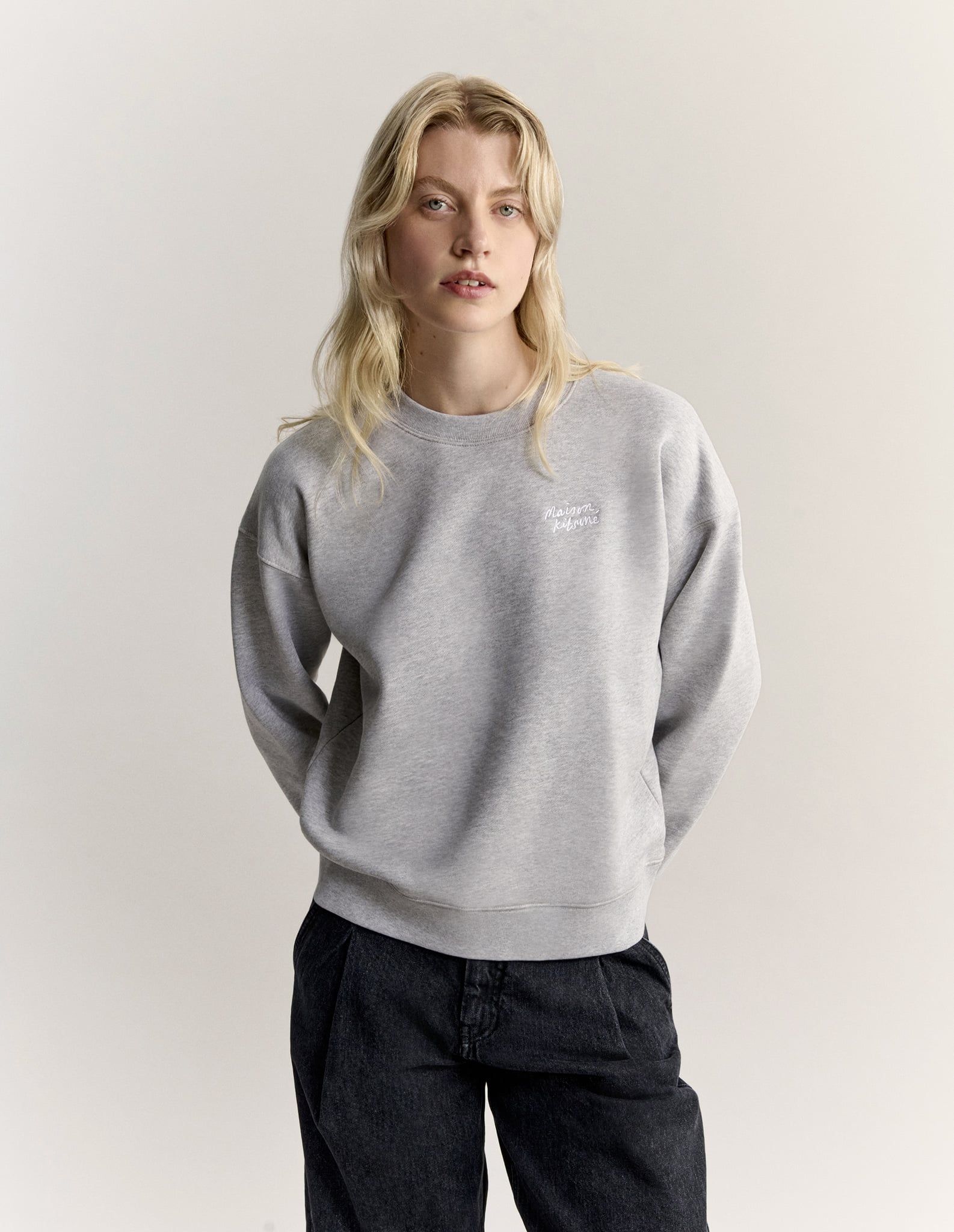 Áo sweatshirt nữ Maison Kitsuné Handwriting dáng comfort
