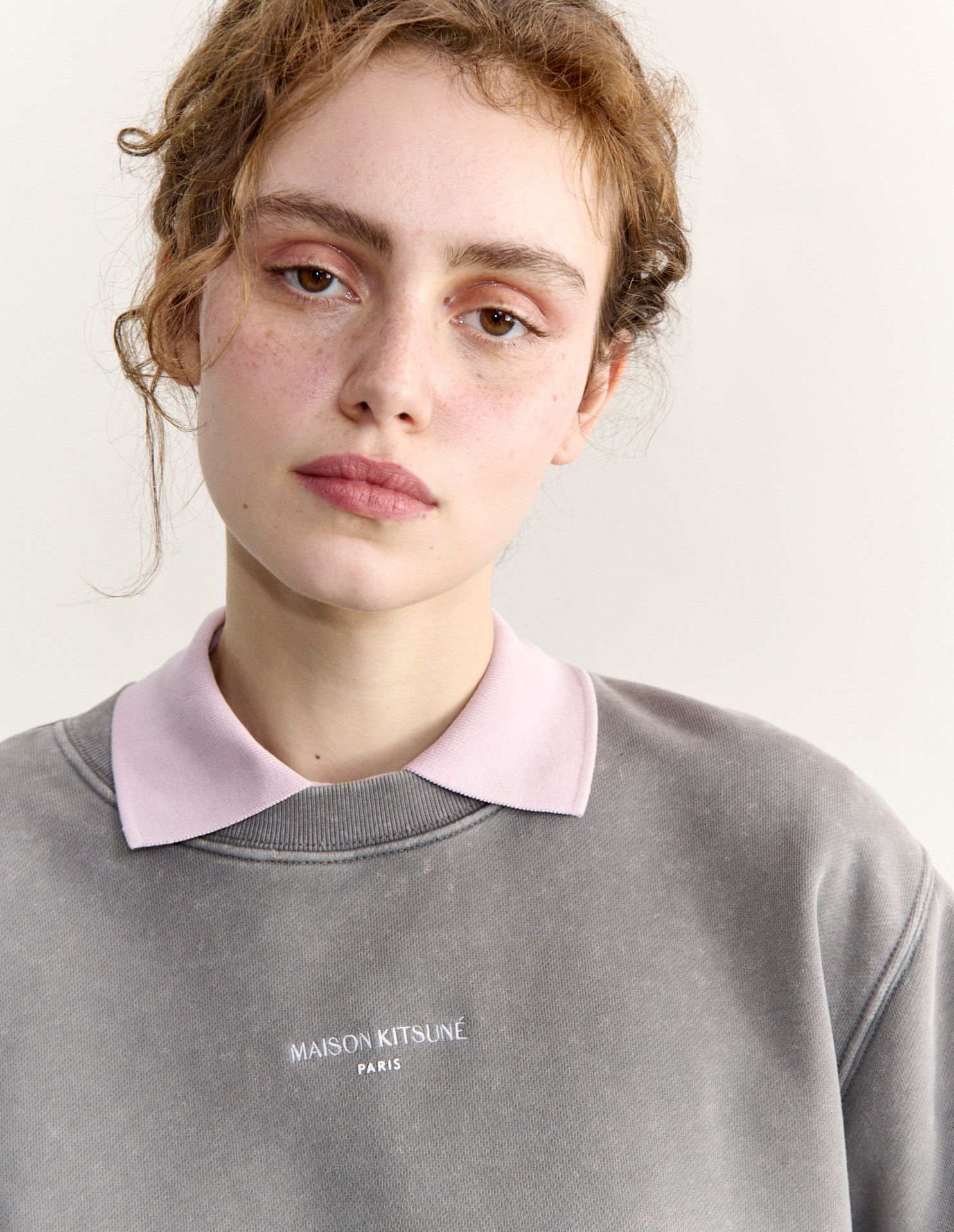 Áo sweatshirt nữ Maison Kitsuné Paris dáng crop