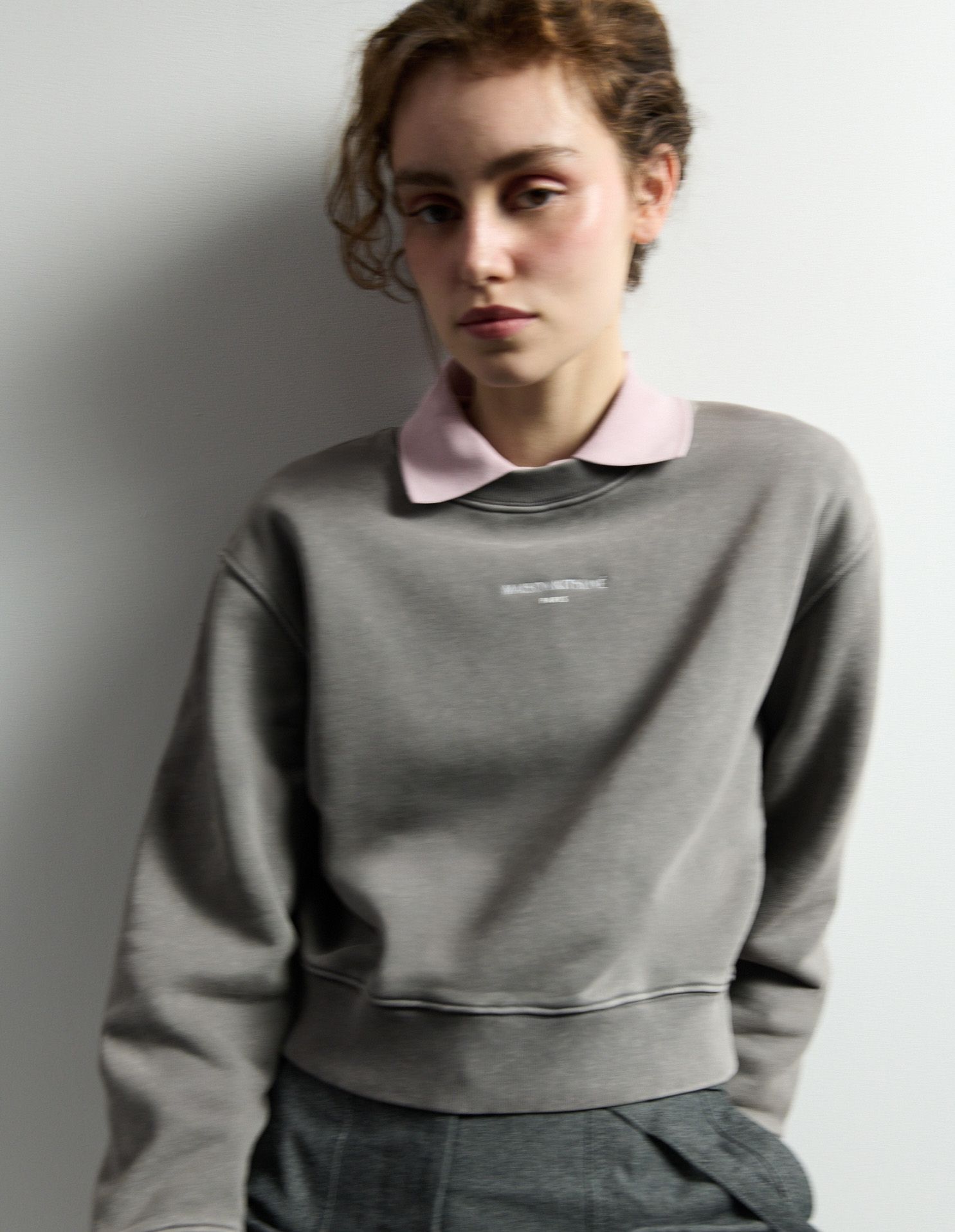 Áo sweatshirt nữ Maison Kitsuné Paris dáng crop