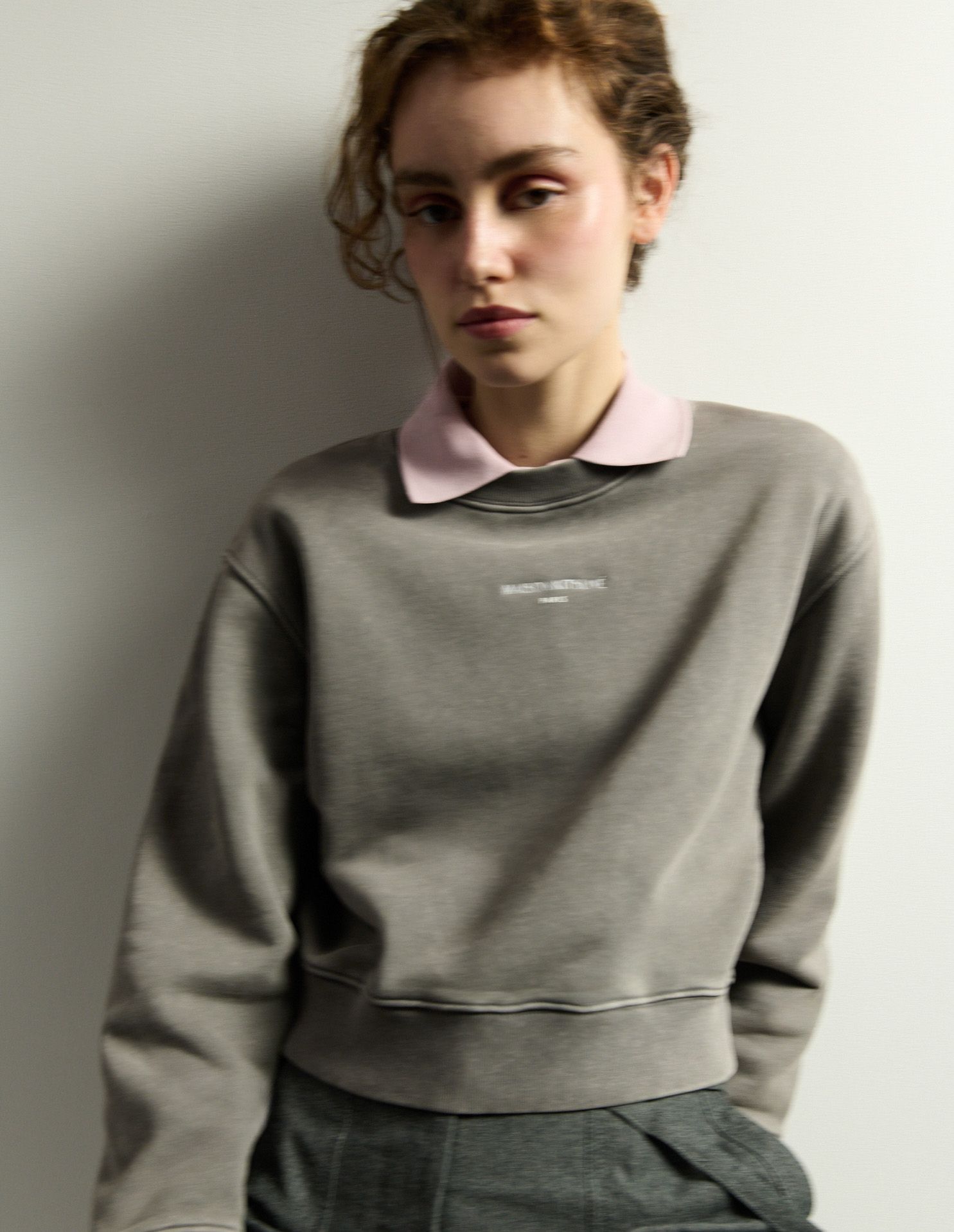 Áo sweatshirt nữ Maison Kitsuné Paris dáng crop