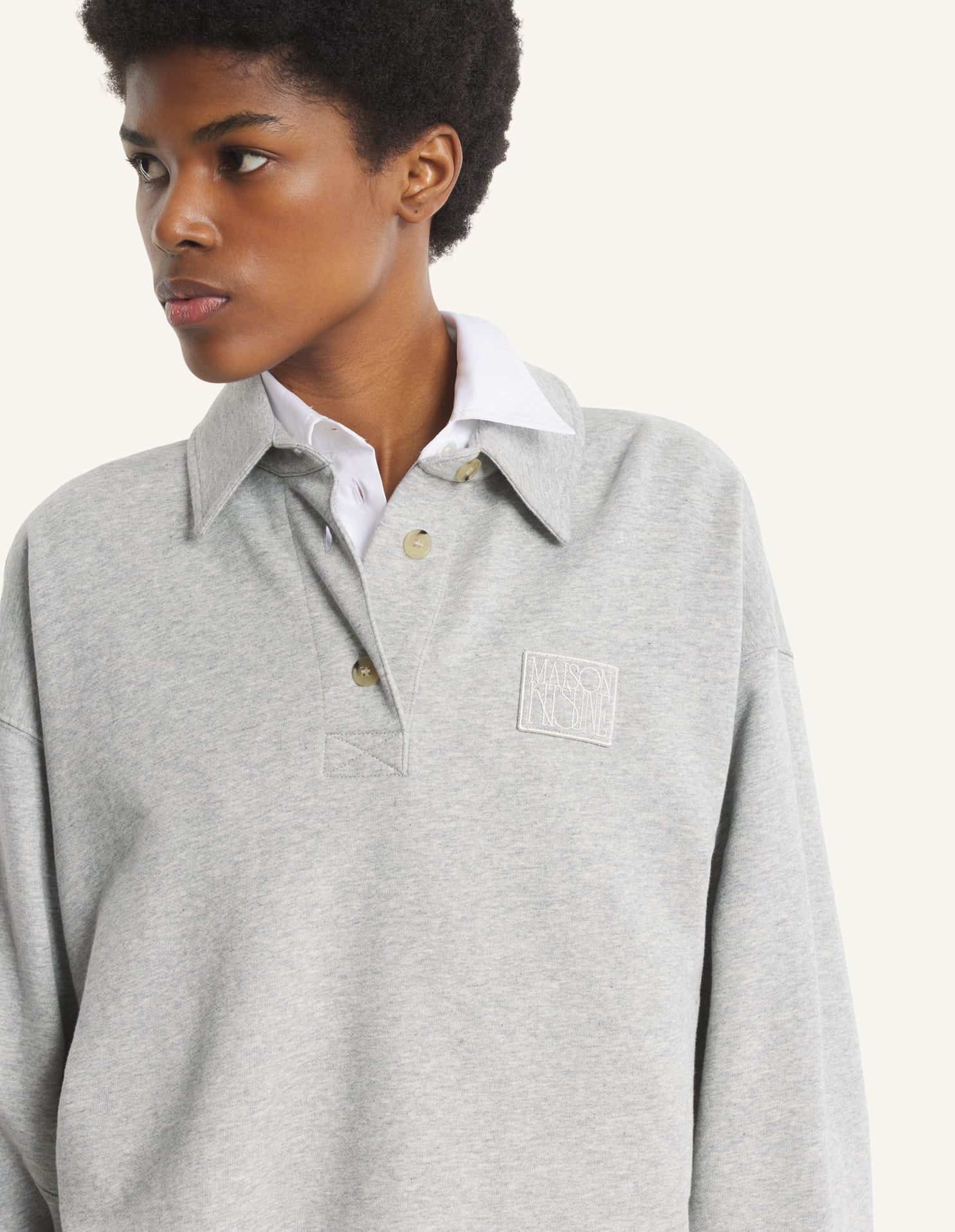 Maison Kitsuné - Áo nỉ polo nữ MAISON KITSUNE STAMP dáng Cropped