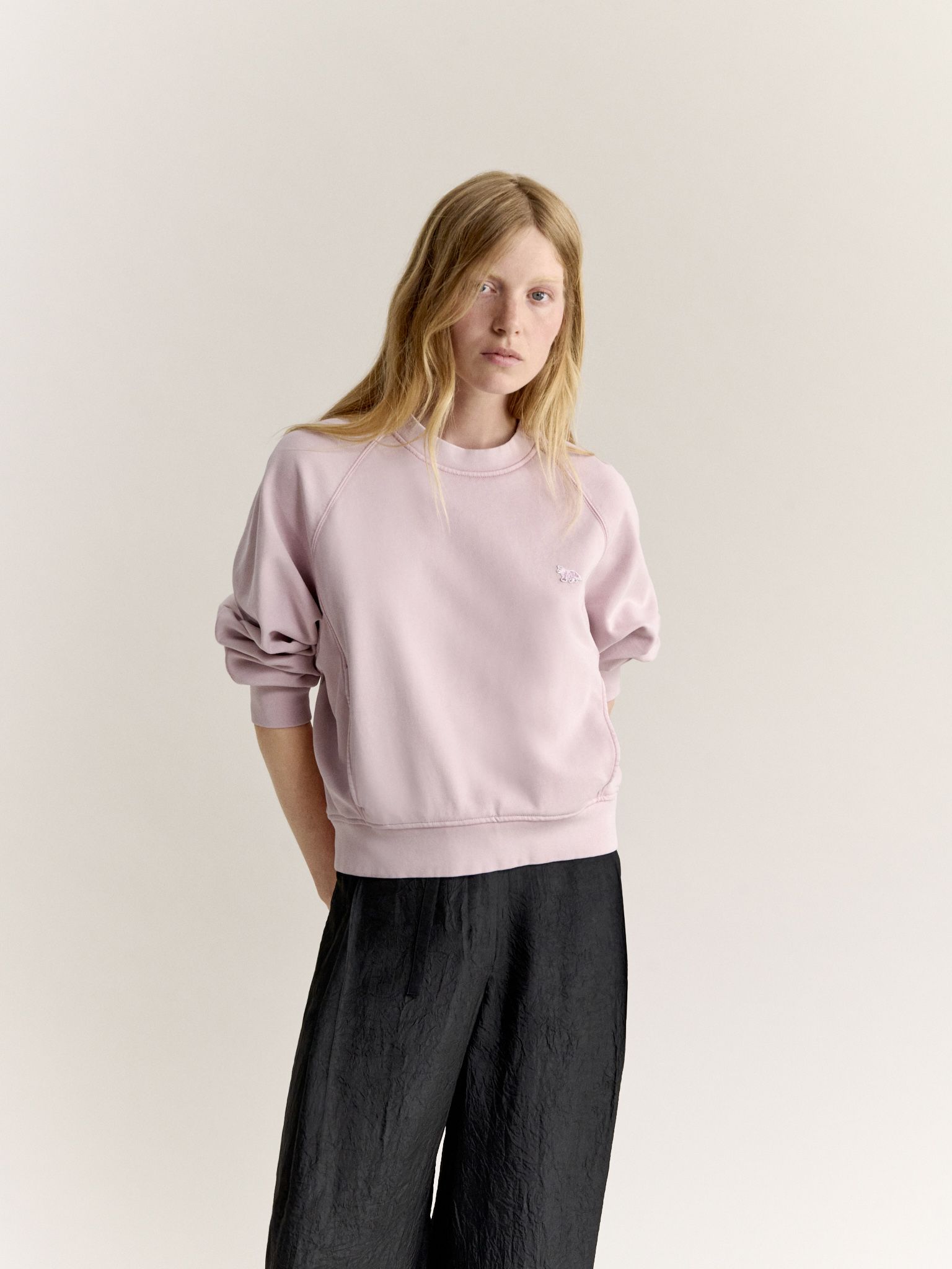 Áo sweatshirt nữ Baby Fox phai màu có túi dáng relaxed