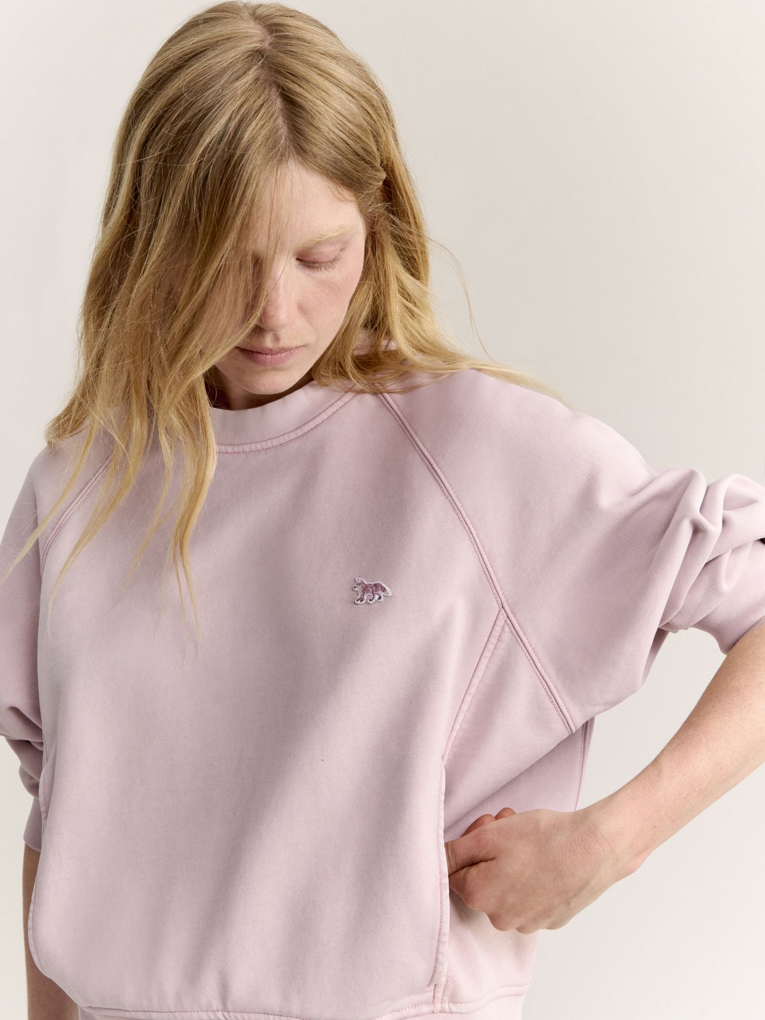 Áo sweatshirt nữ Baby Fox phai màu có túi dáng relaxed