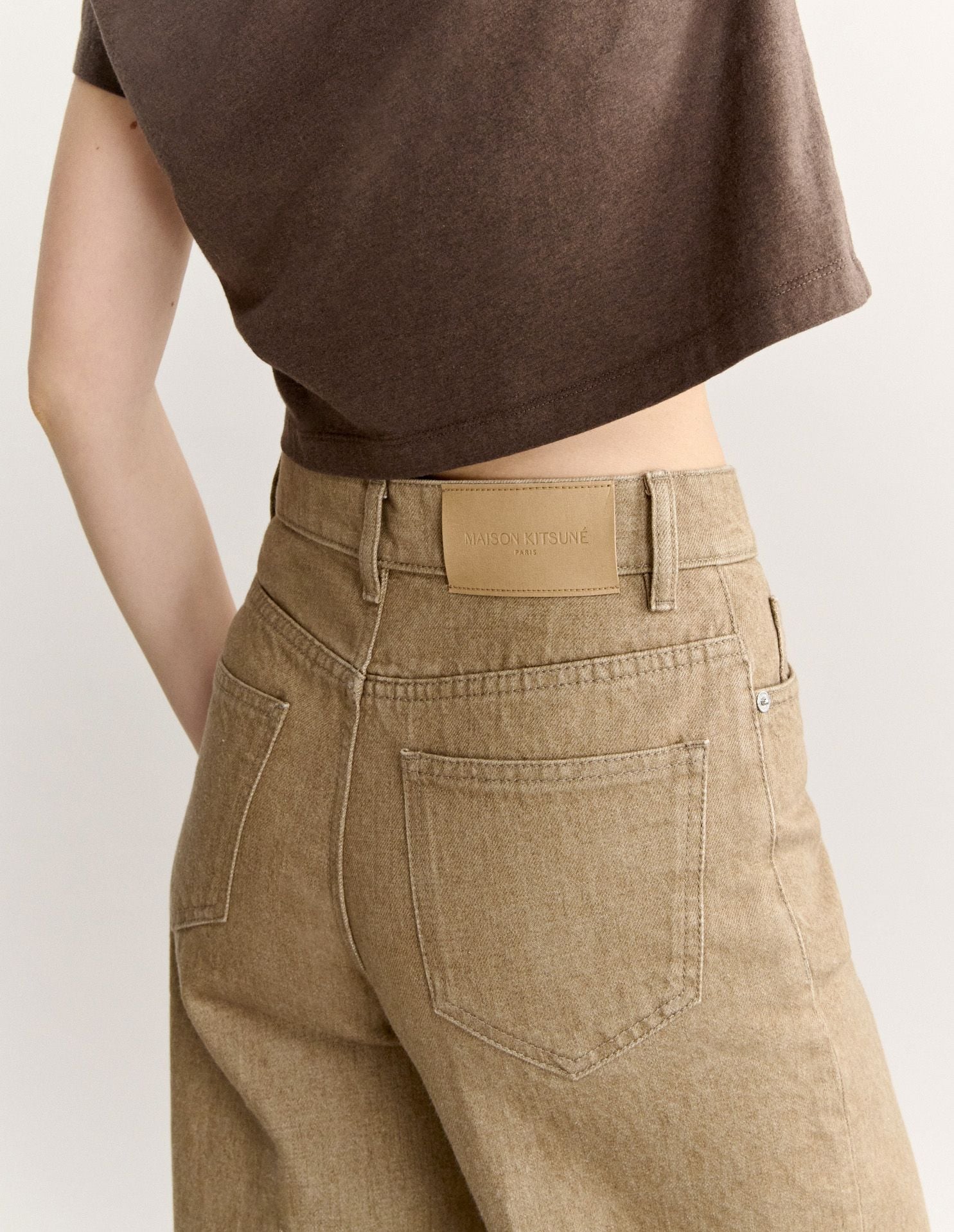 Quần jeans nữ ống rộng màu be