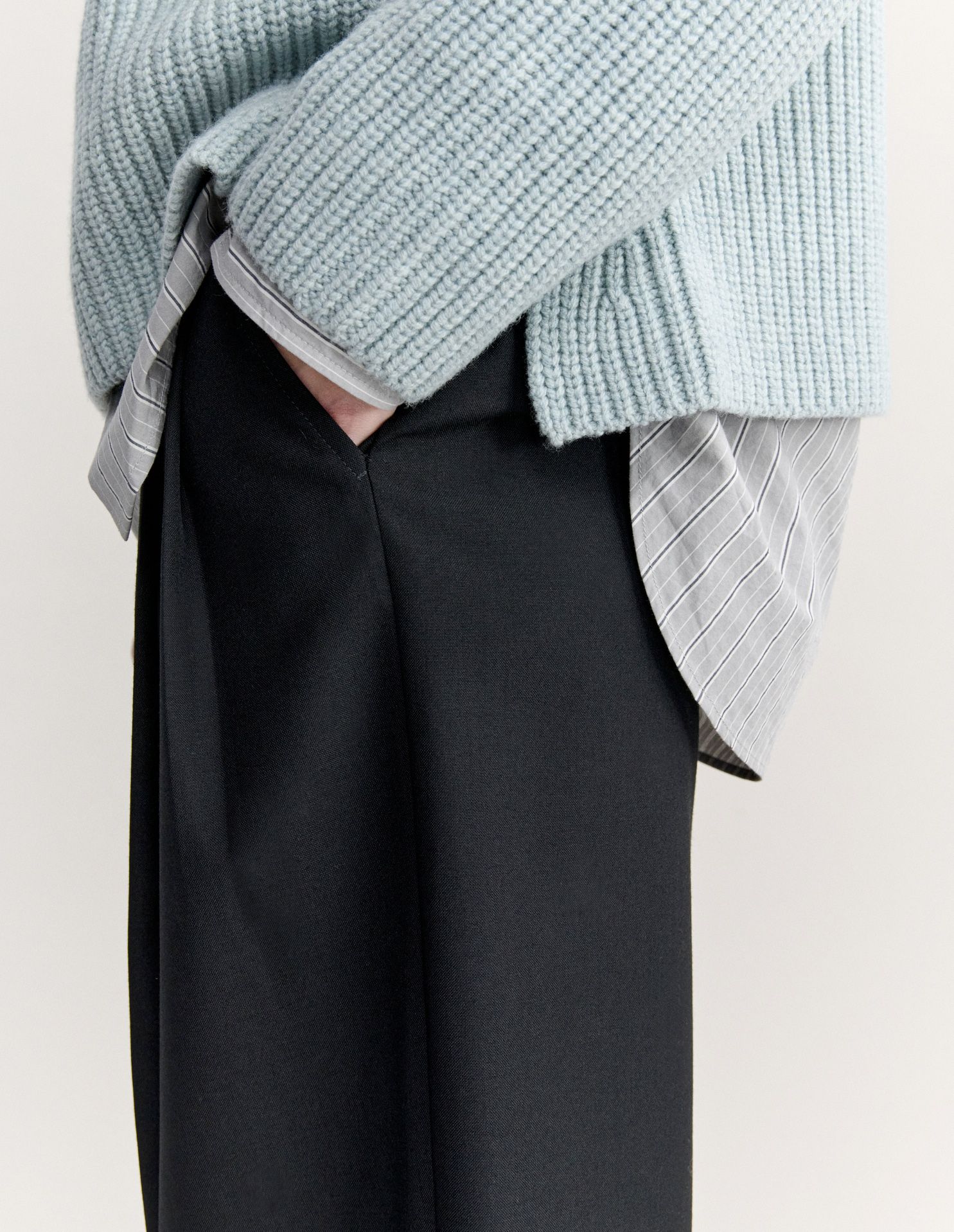 Maison Kitsuné - Quần nữ carrot xếp ly dáng lửng