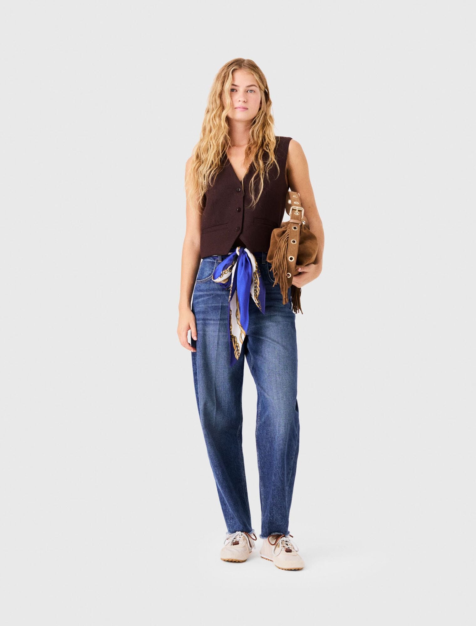 Quần jeans dáng carrot kèm khăn twilly