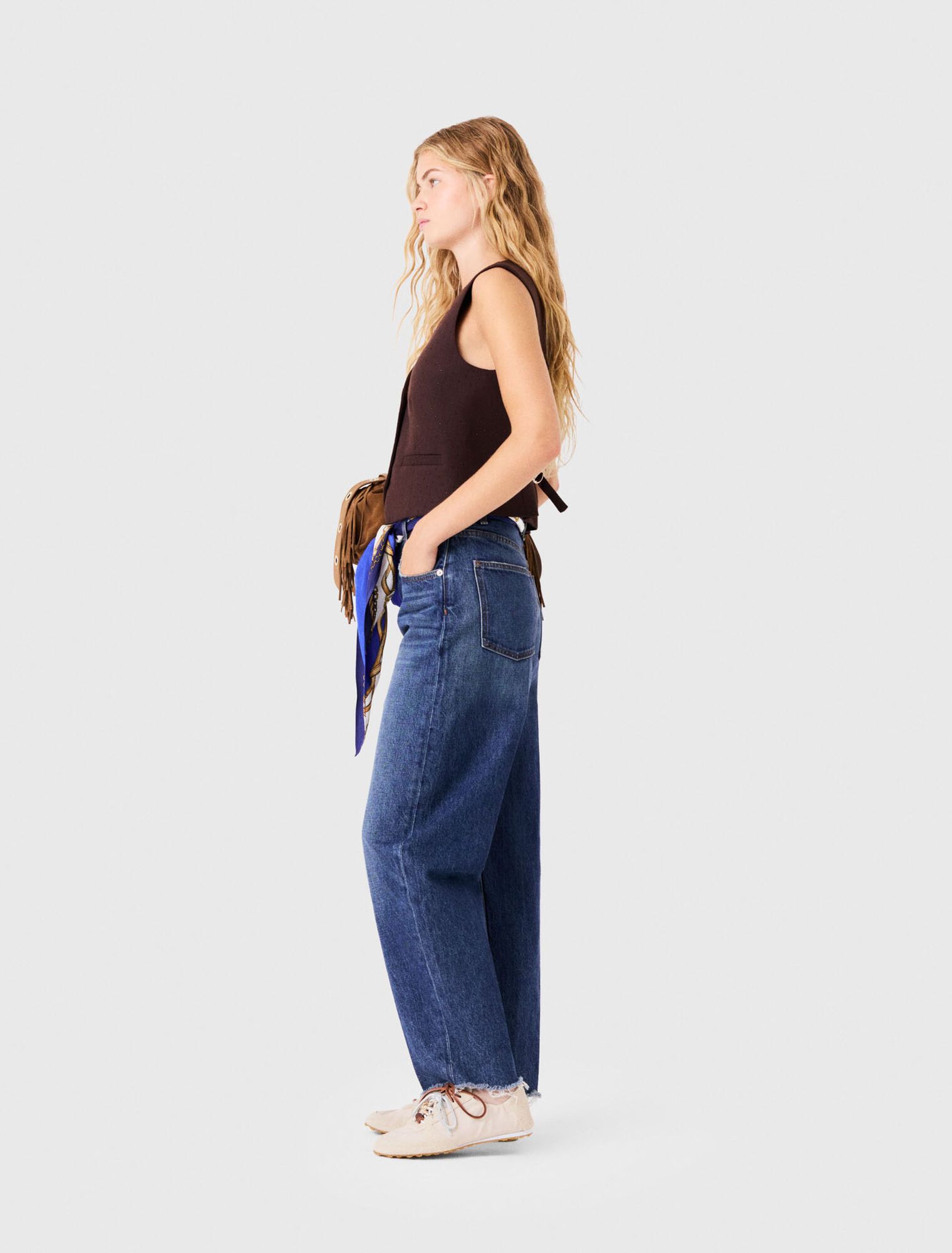 Quần jeans dáng carrot kèm khăn twilly