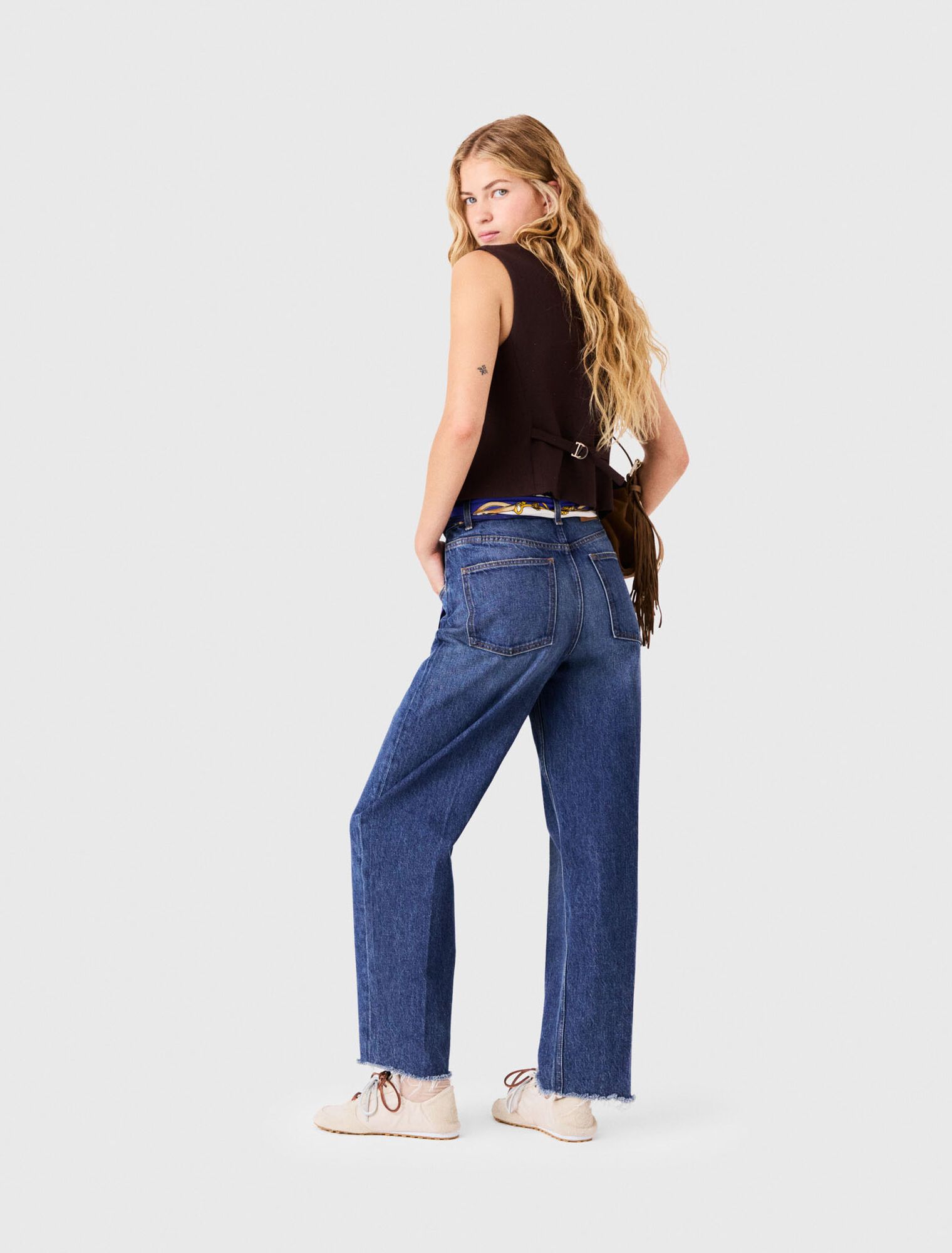 Quần jeans dáng carrot kèm khăn twilly