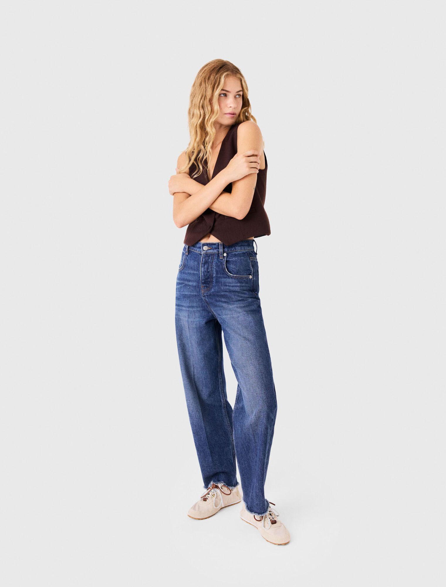 Quần jeans dáng carrot kèm khăn twilly