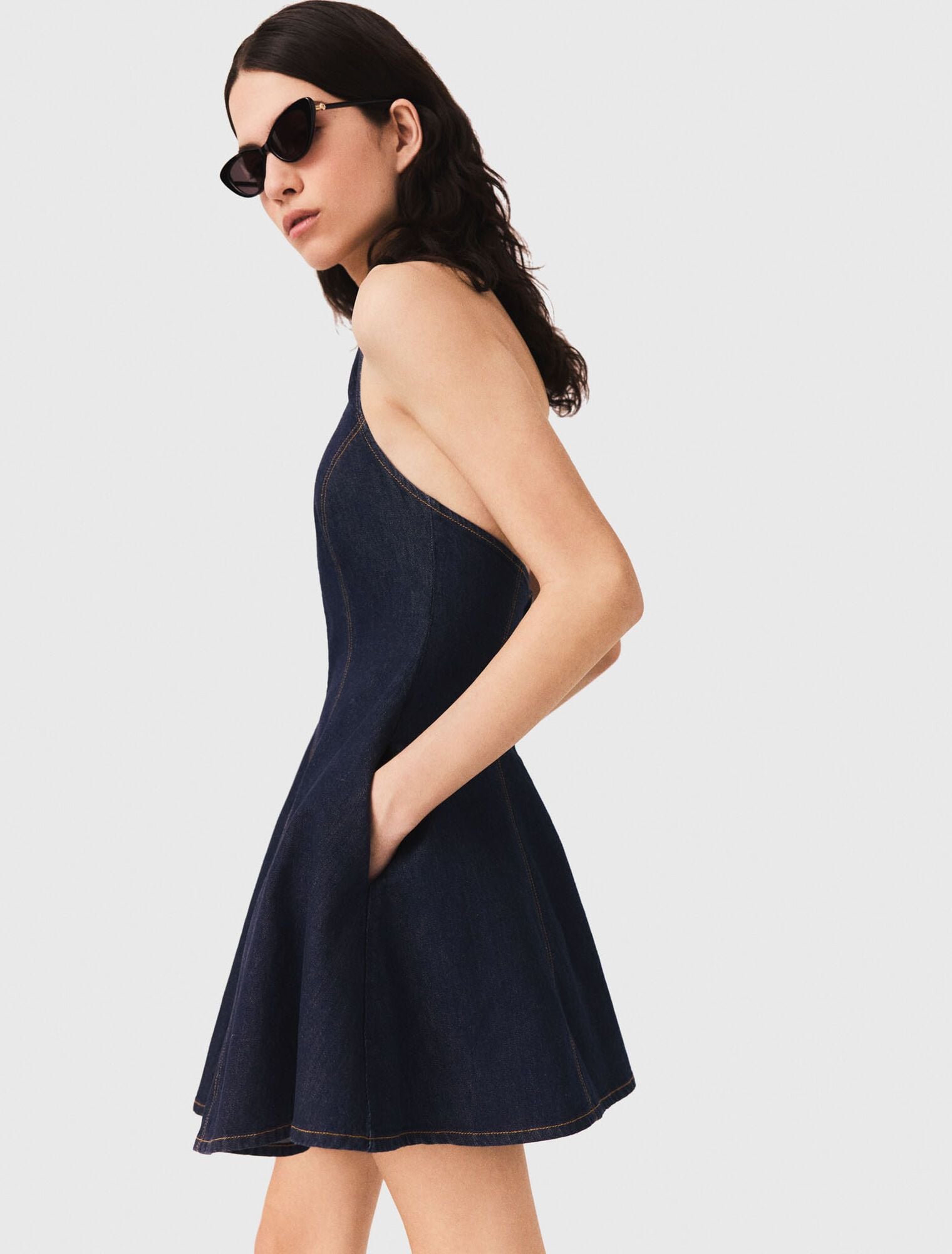 Đầm denim ngắn đính trâm hoa