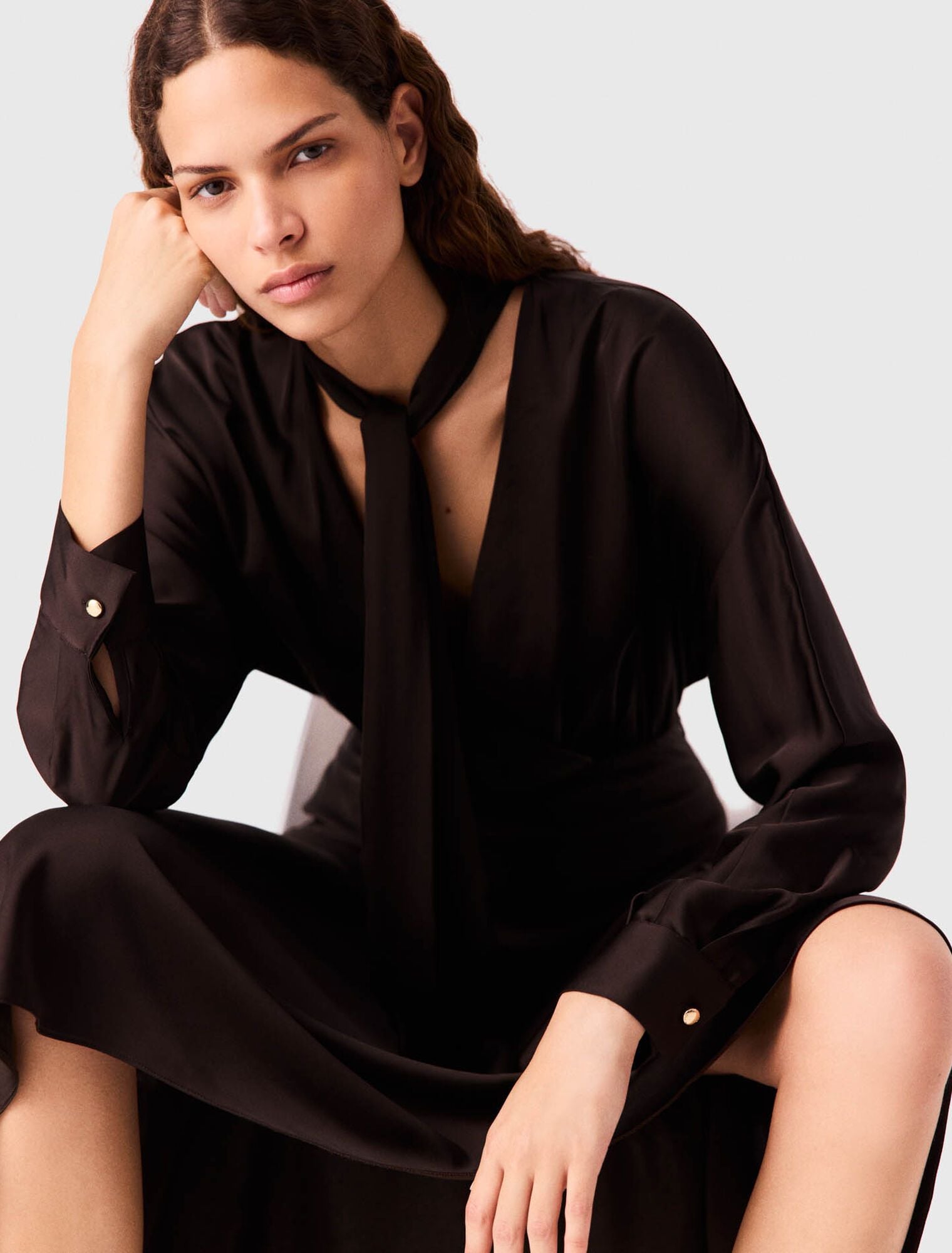 Đầm midi satin bất đối xứng