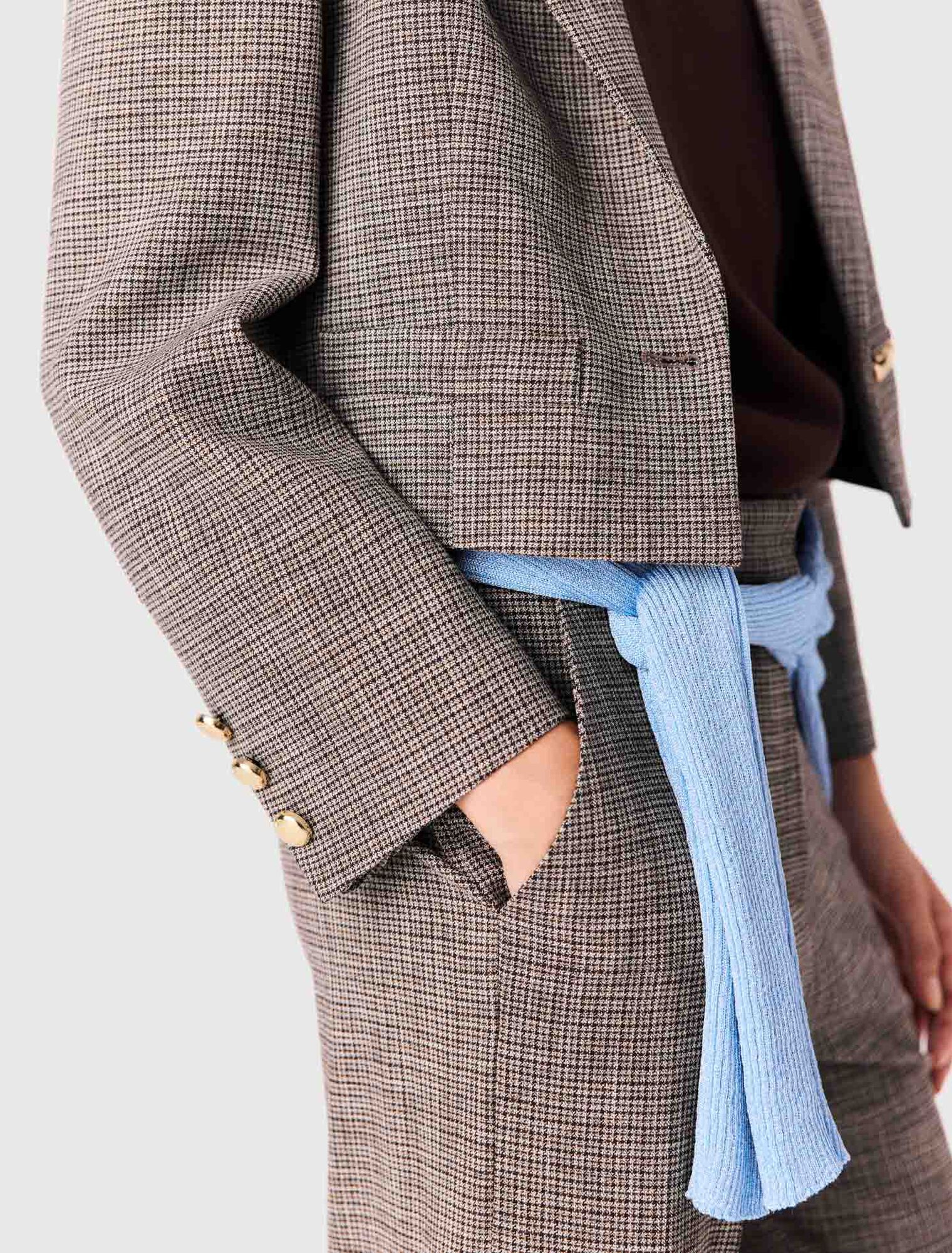 Áo blazer kẻ dáng ngắn