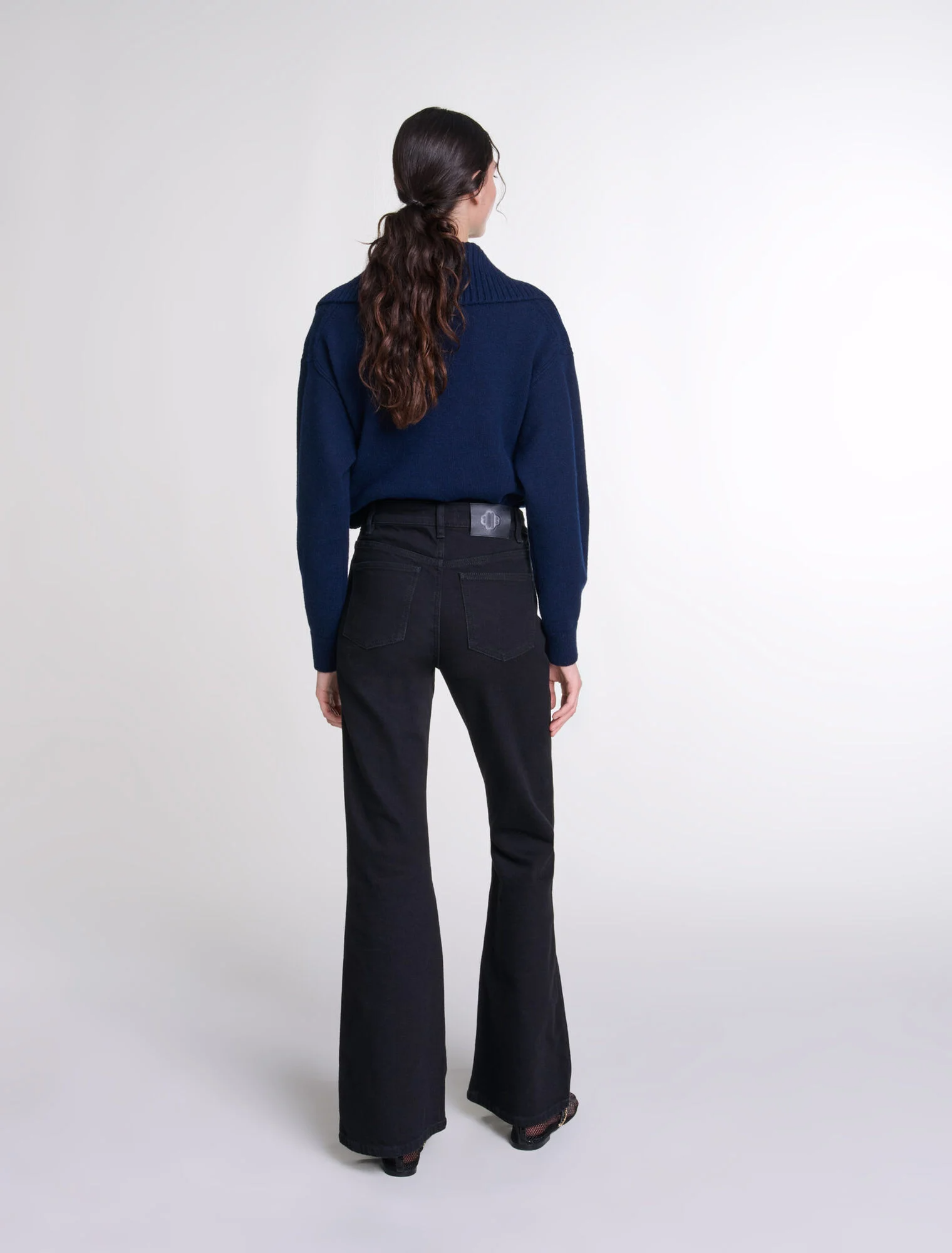 Maje - Quần jeans ống loe kèm dây xích