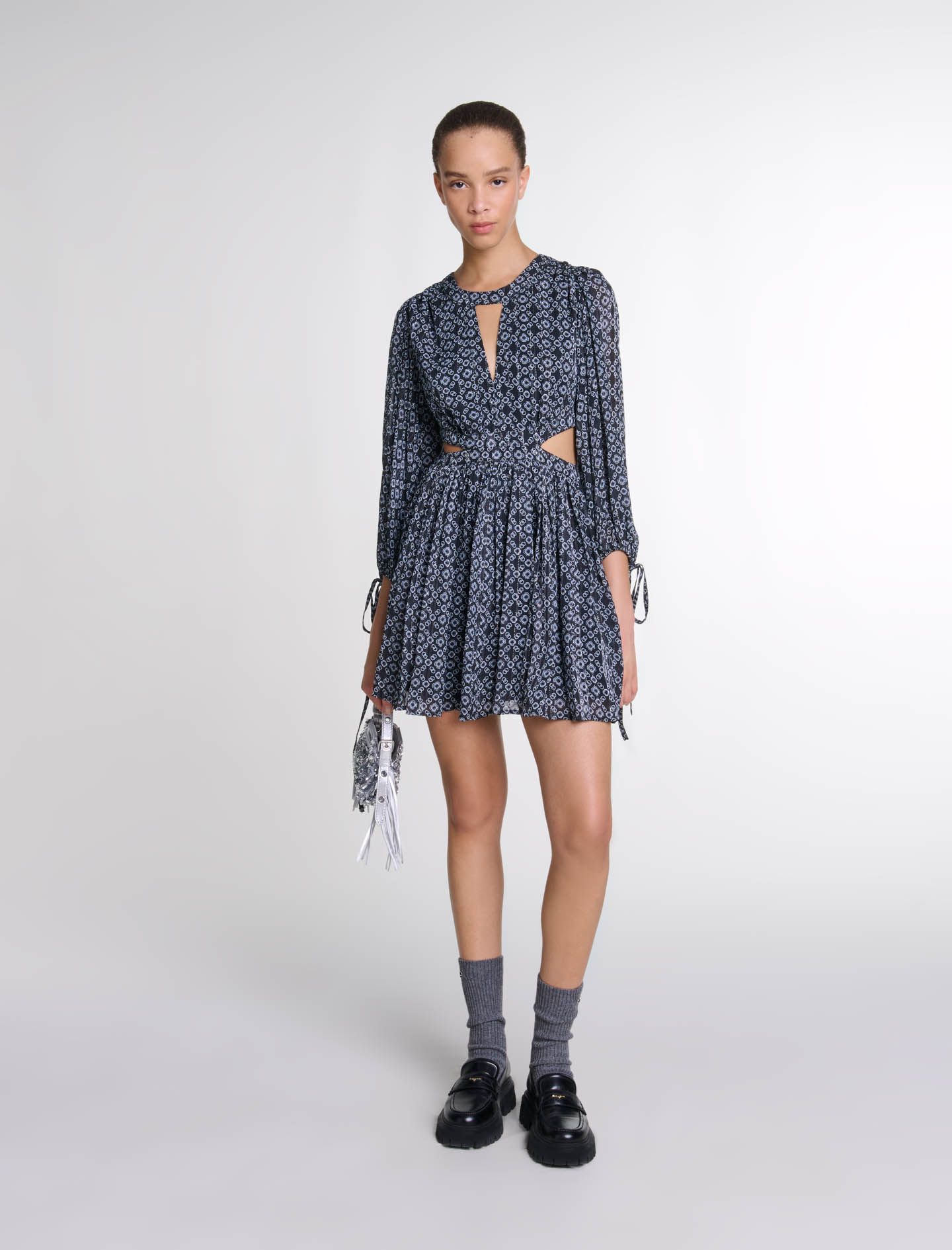 Maje - Đầm ngắn họa tiết monogram cut out eo