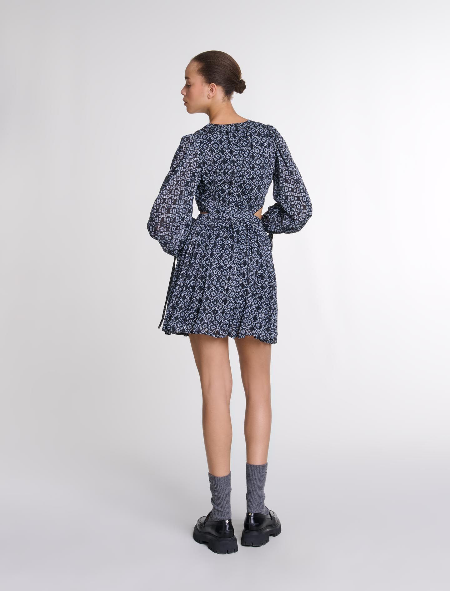 Maje - Đầm ngắn họa tiết monogram cut out eo