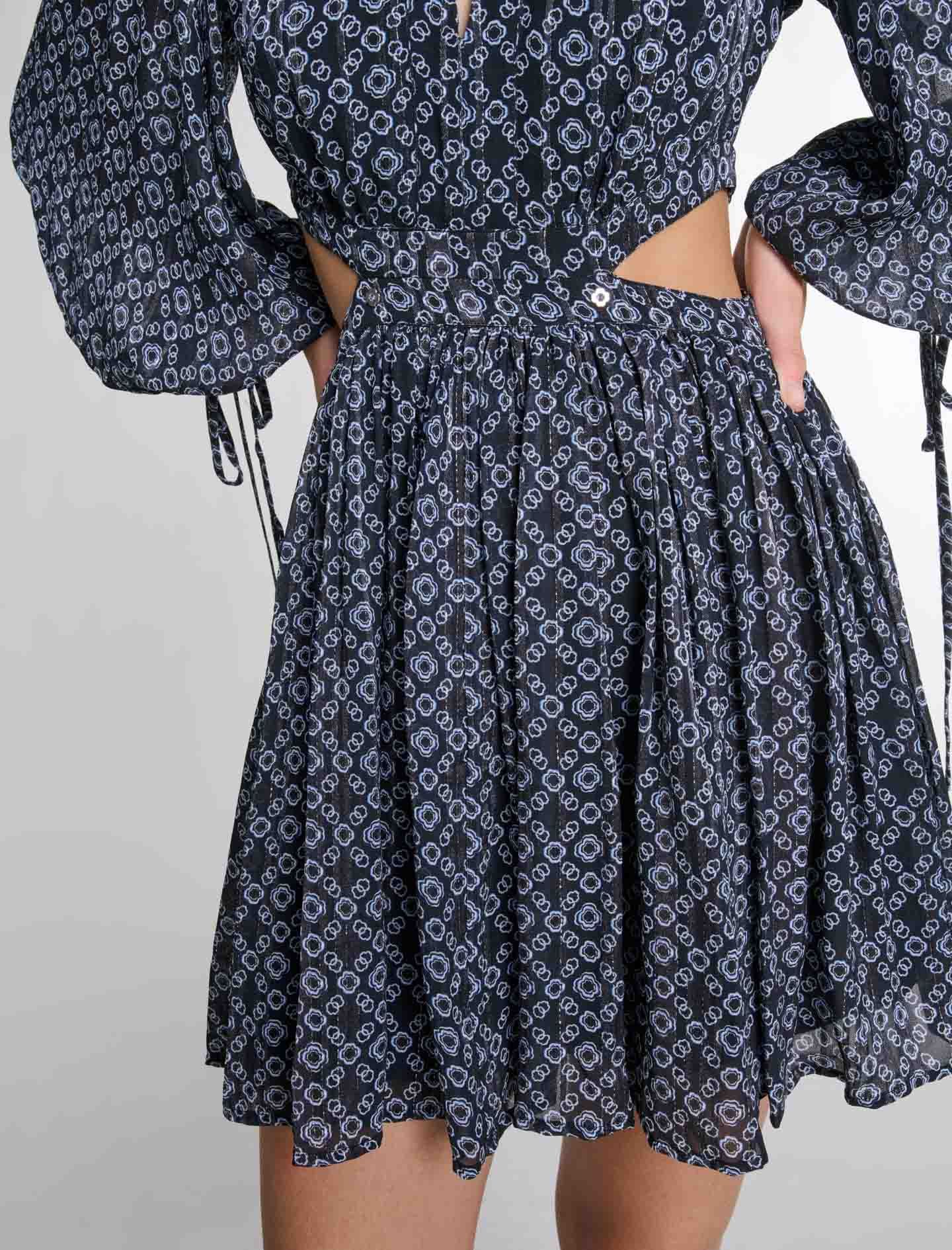 Maje - Đầm ngắn họa tiết monogram cut out eo