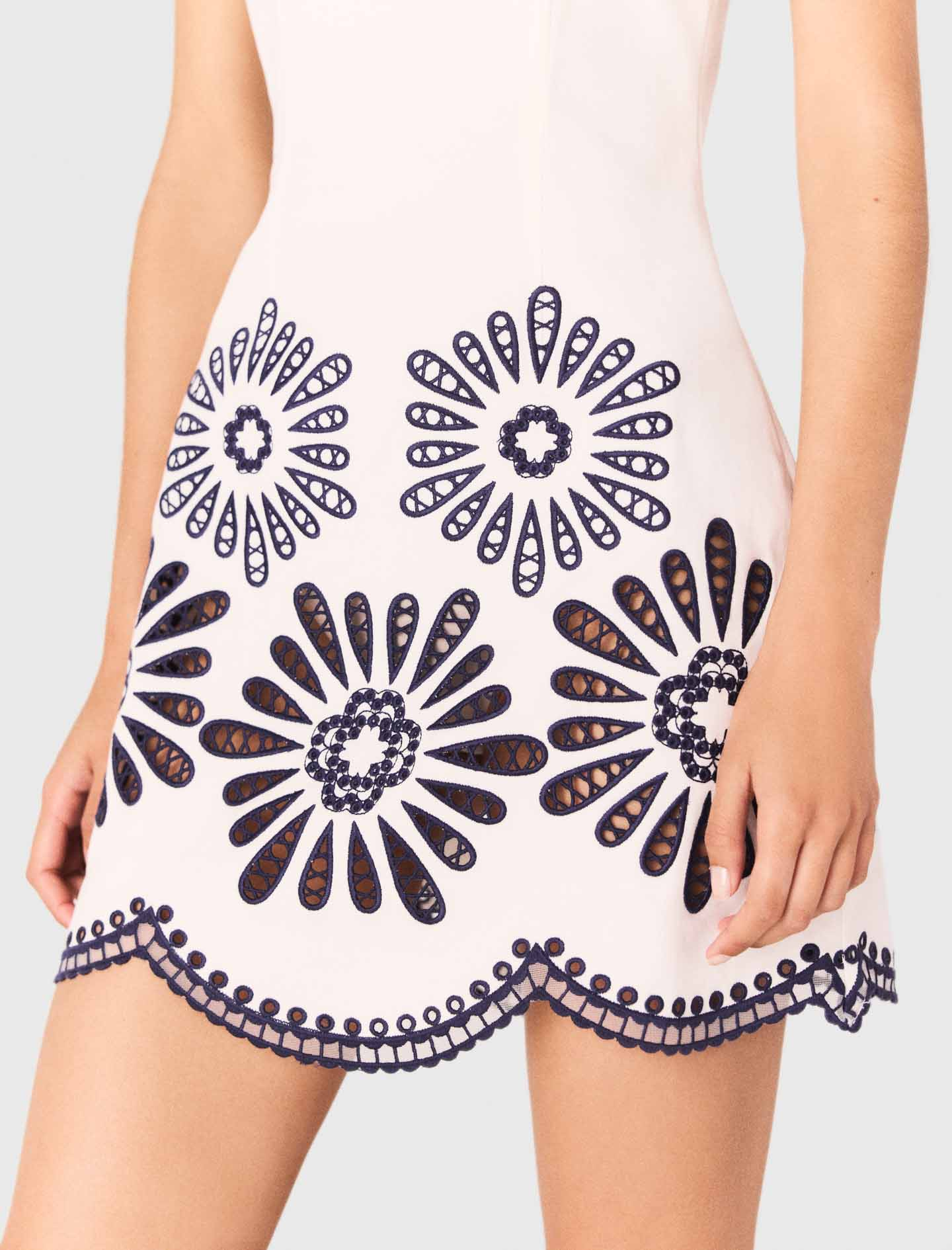 Maje - Đầm ngắn crochet màu Trắng/Navy