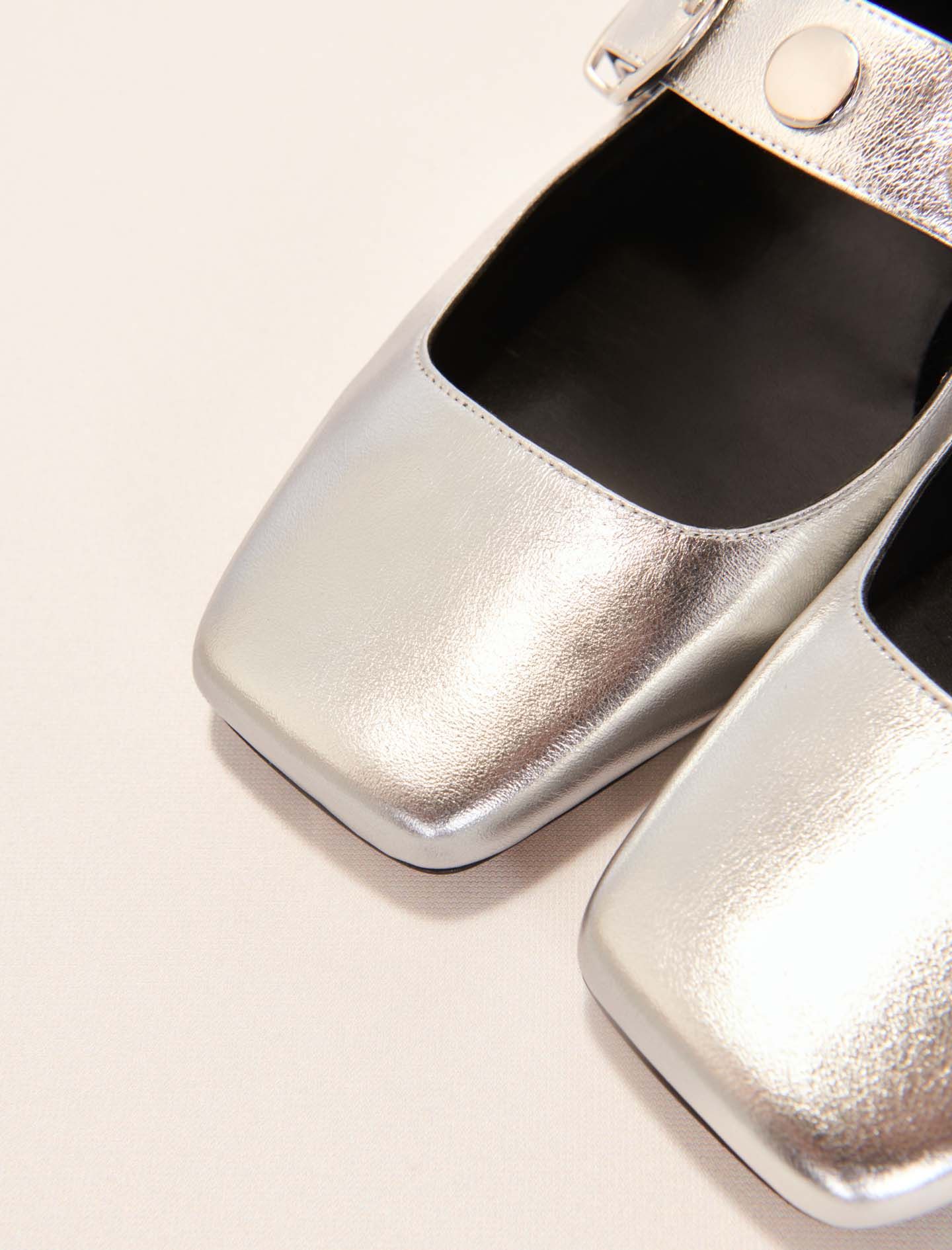 Maje - Giày bệt da metallic Mary Jane đinh tán