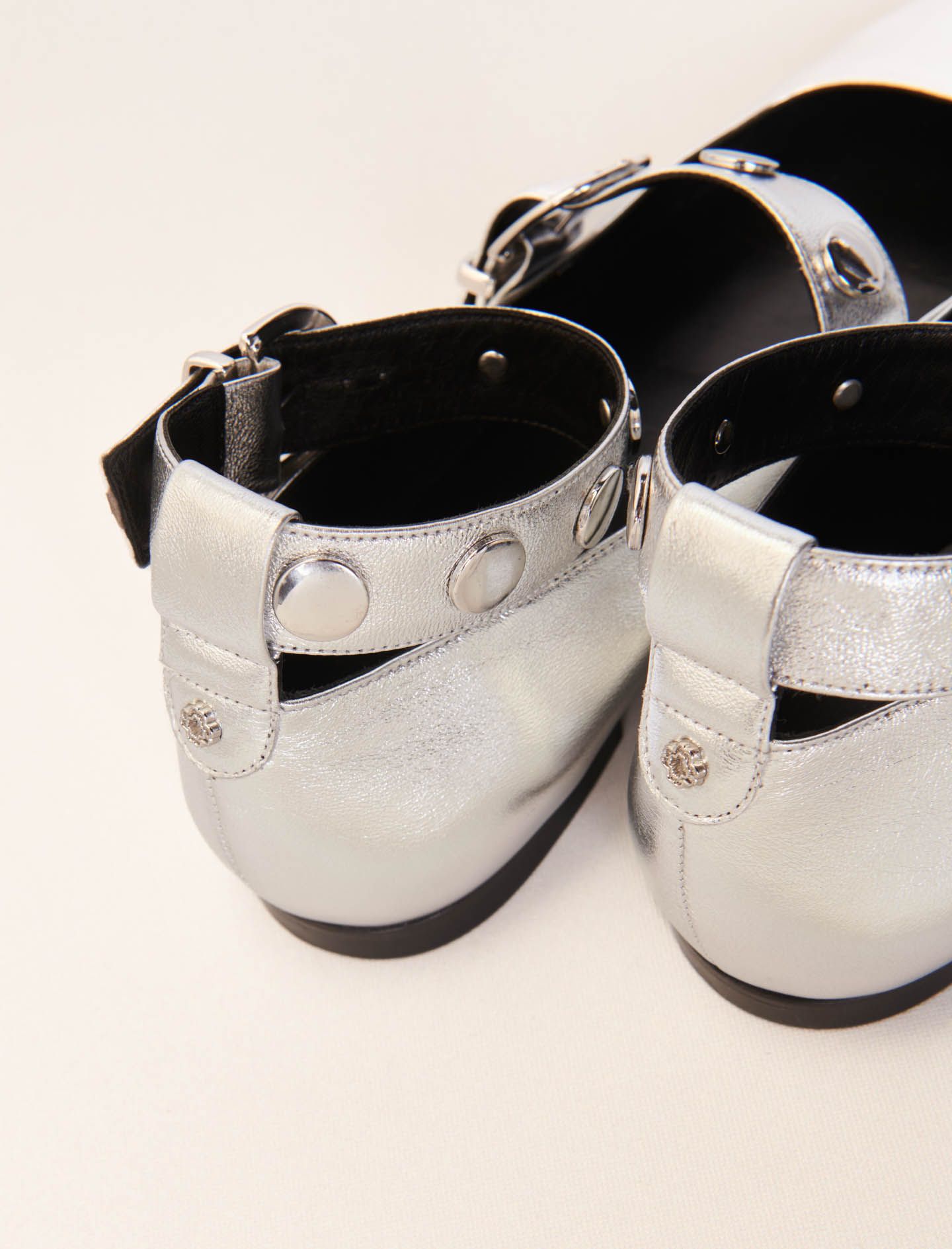 Maje - Giày bệt da metallic Mary Jane đinh tán