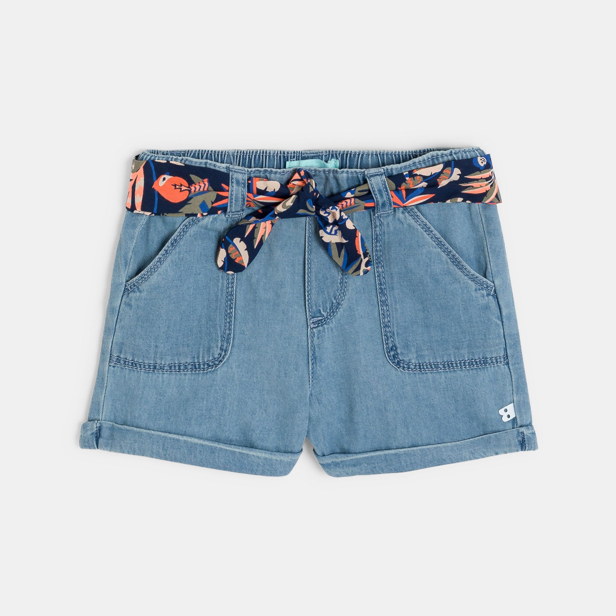 Áo cổ bèo nhún bèo và quần short denim nhẹ