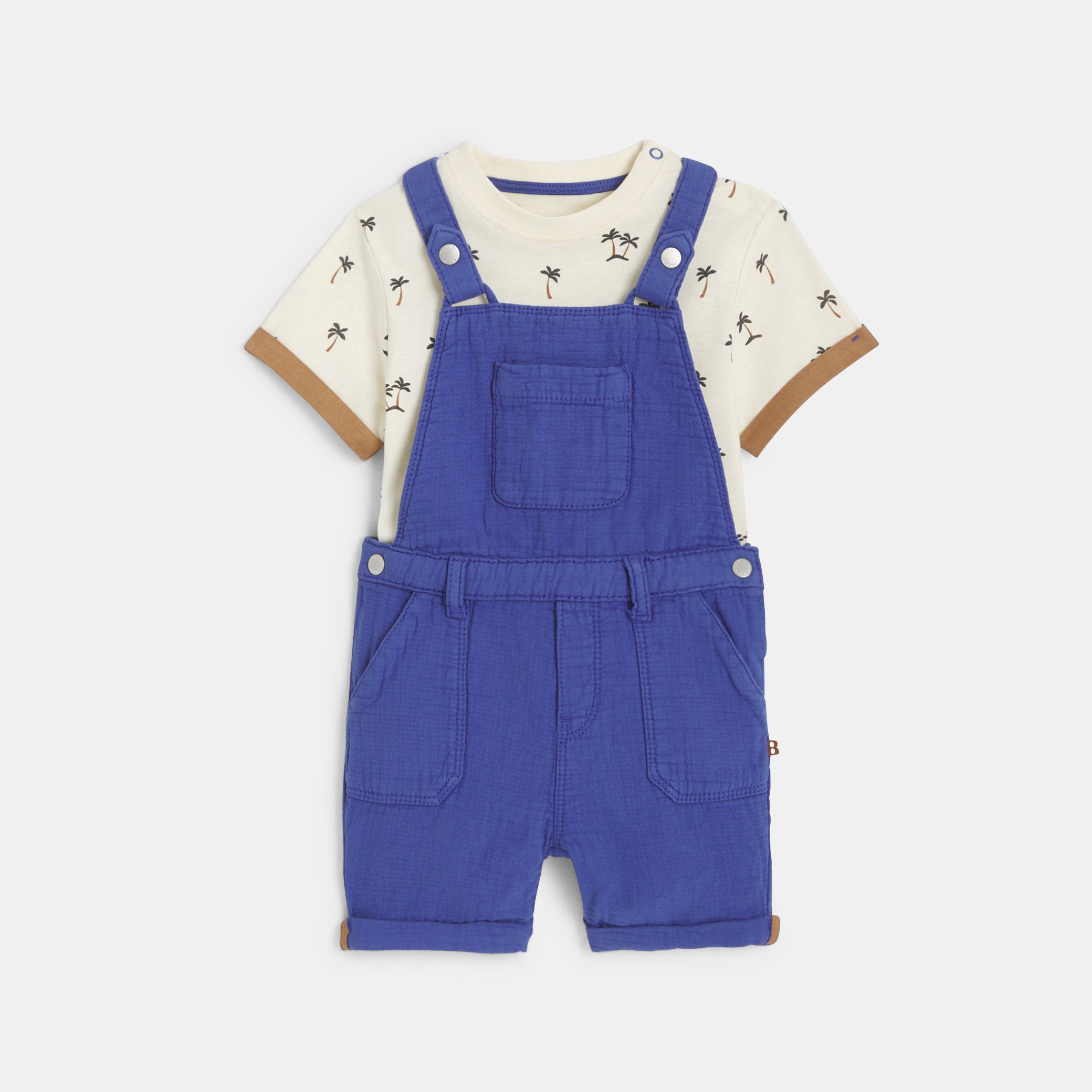 Áo phông cotton và quần yếm ngắn