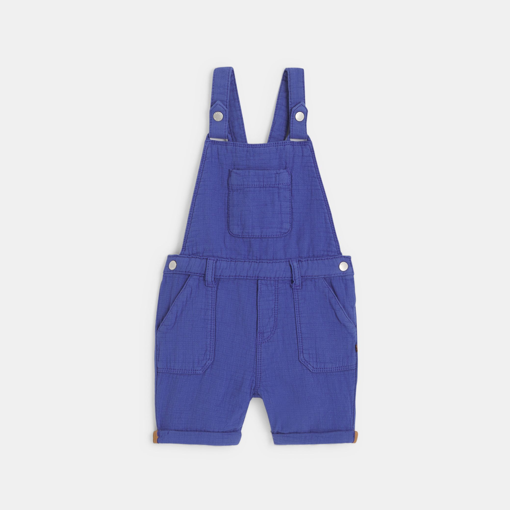 Áo phông cotton và quần yếm ngắn