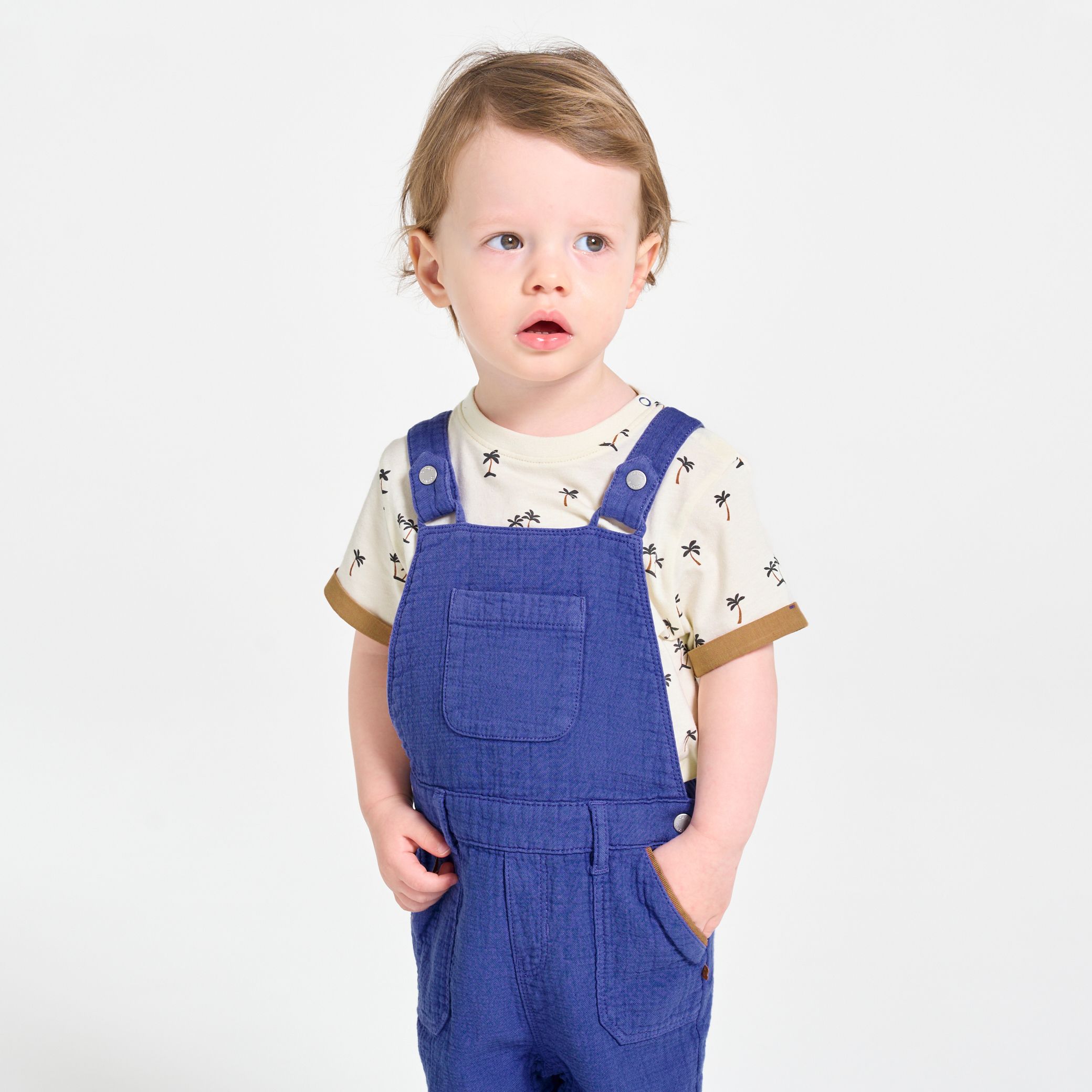 Áo phông cotton và quần yếm ngắn