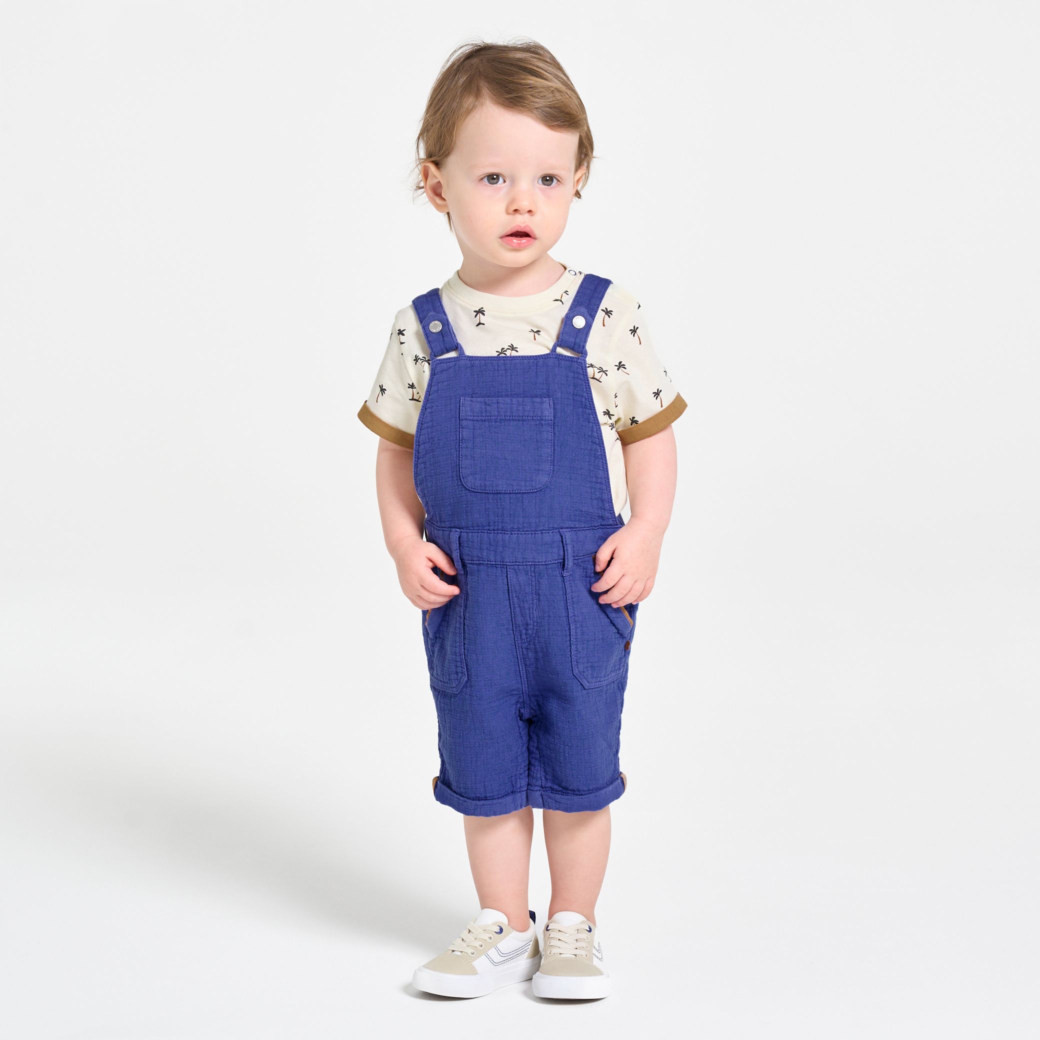Áo phông cotton và quần yếm ngắn