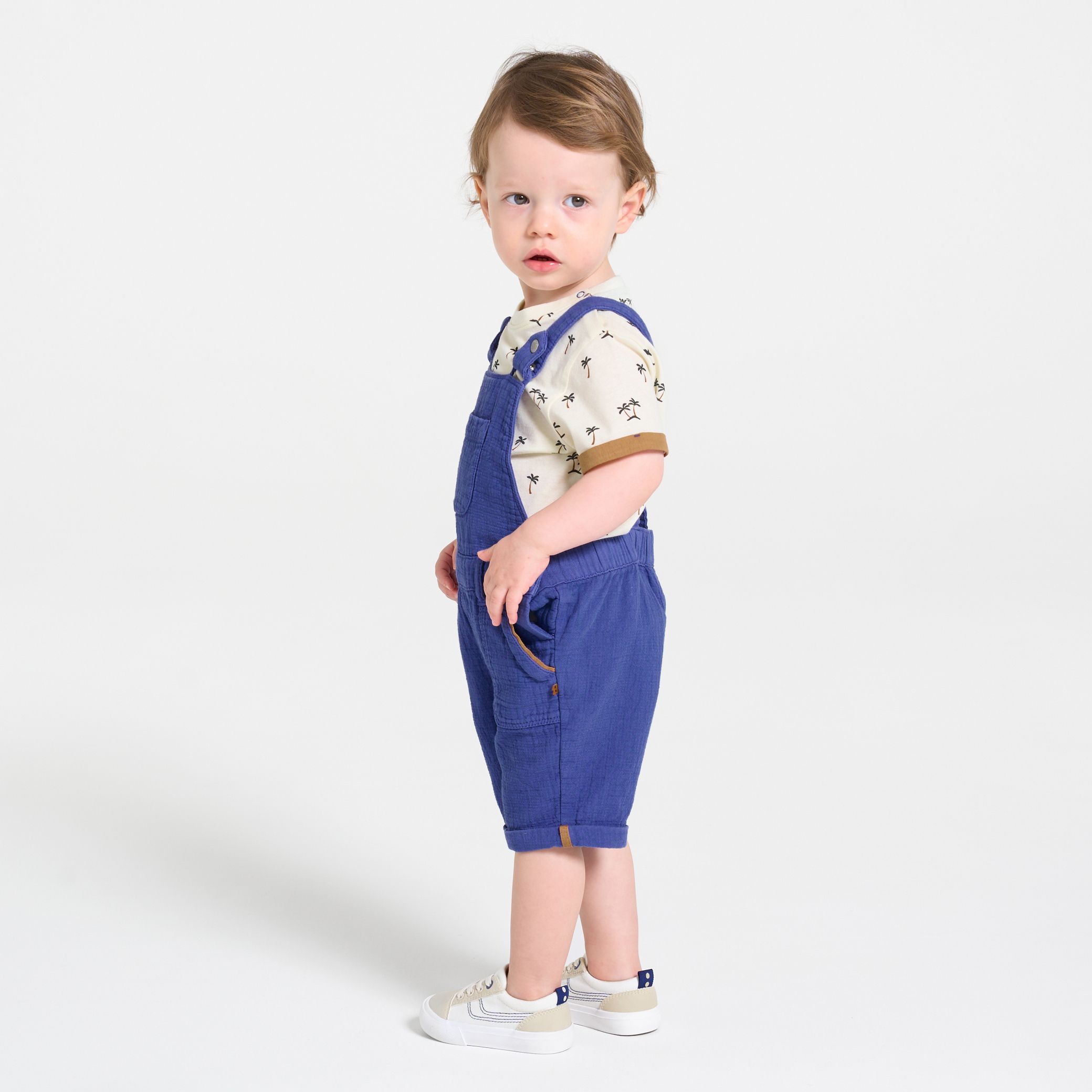 Áo phông cotton và quần yếm ngắn