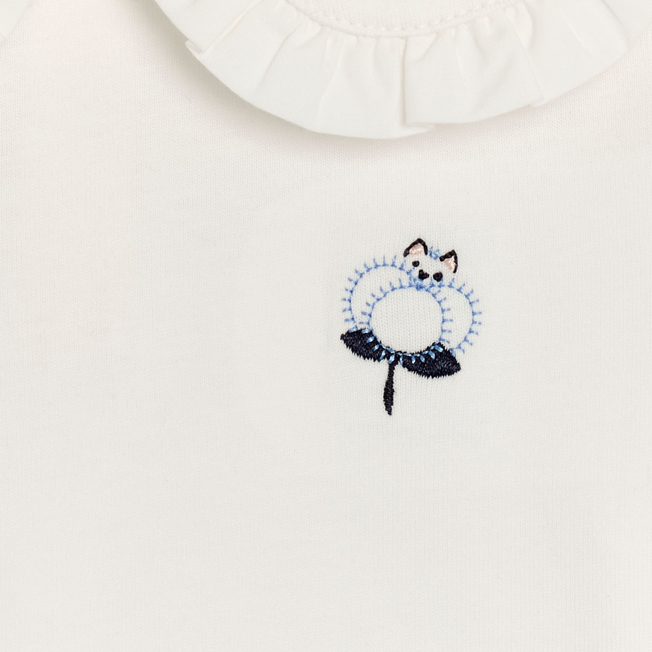 Áo blouse trắng cổ rộng