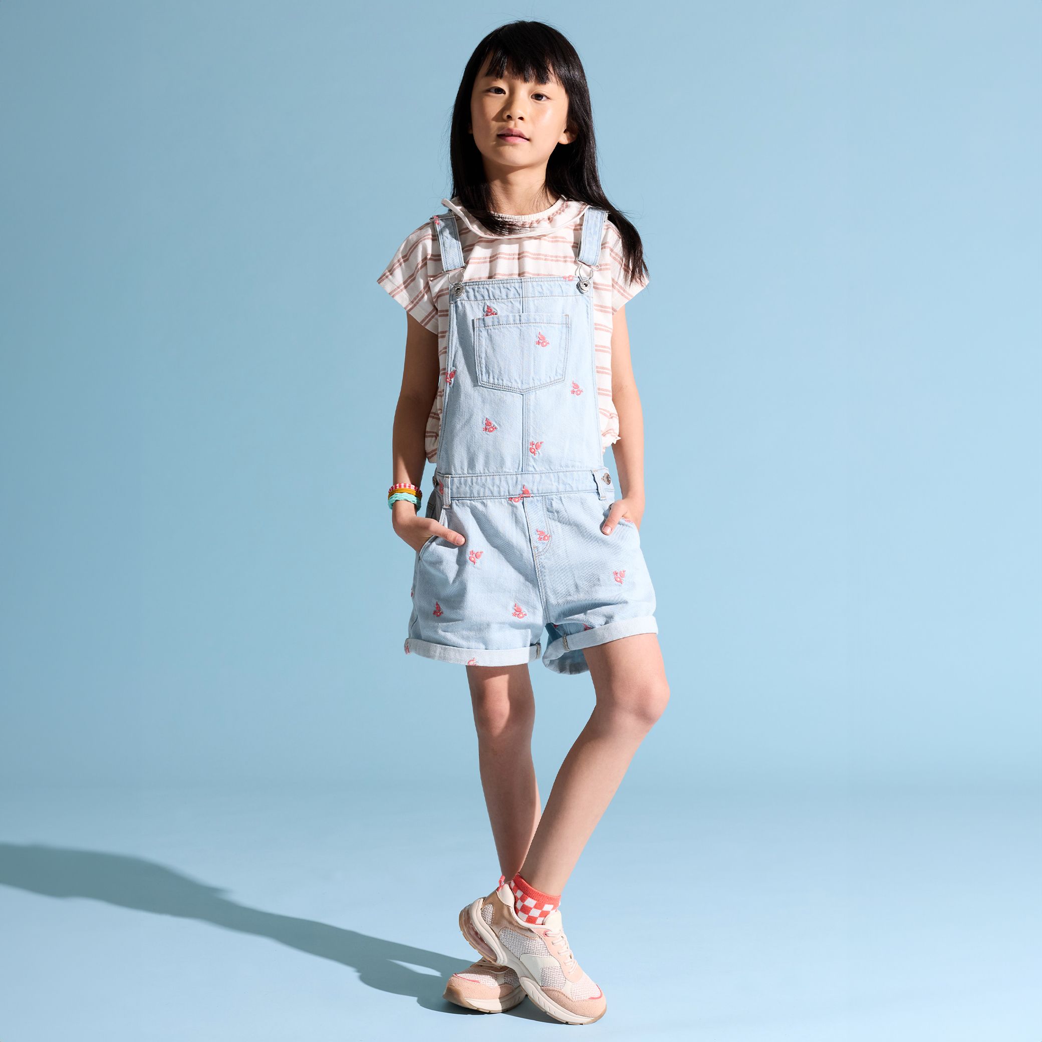 Quần yếm denim họa tiết hoa