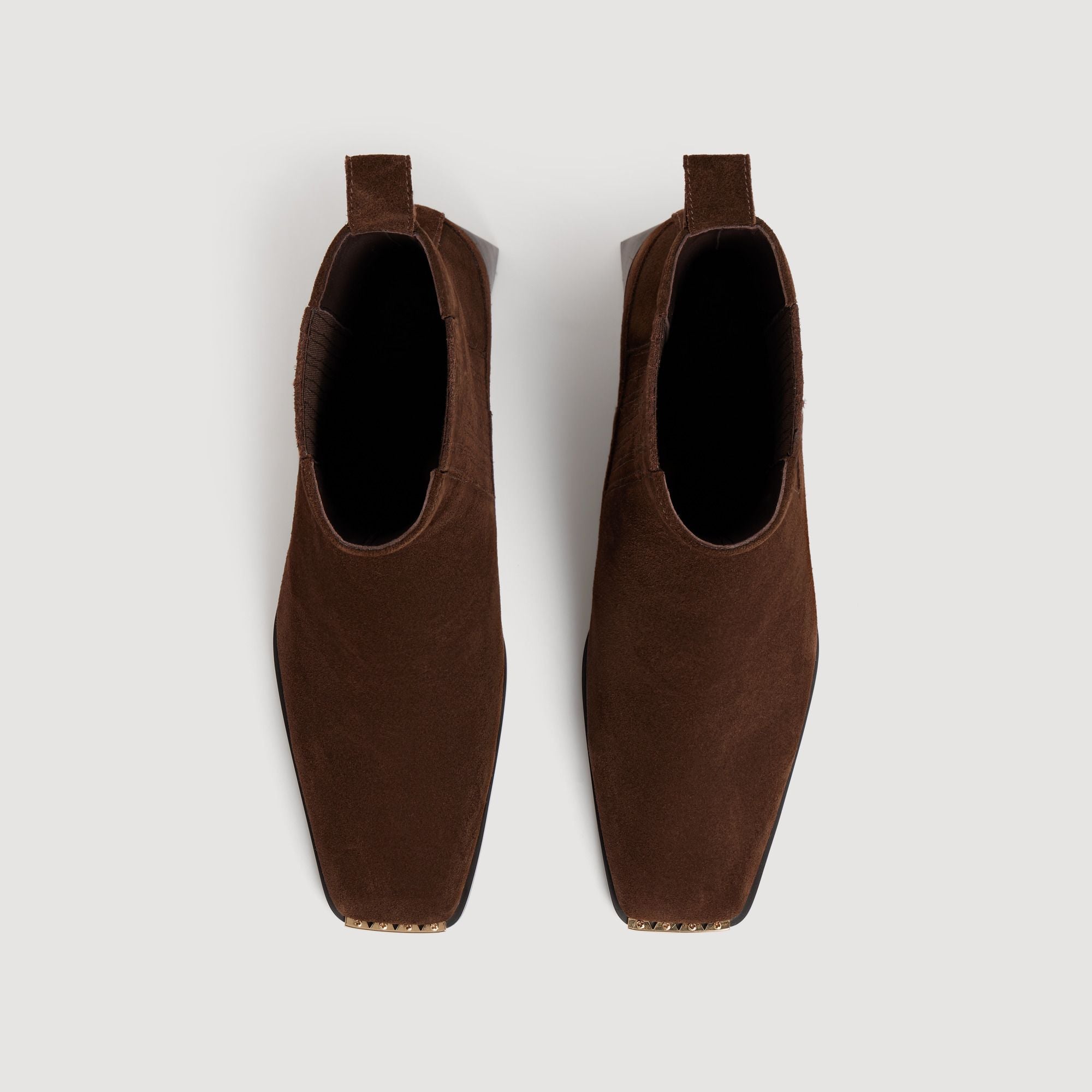 Boots cổ thấp da lộn mũi kim loại
