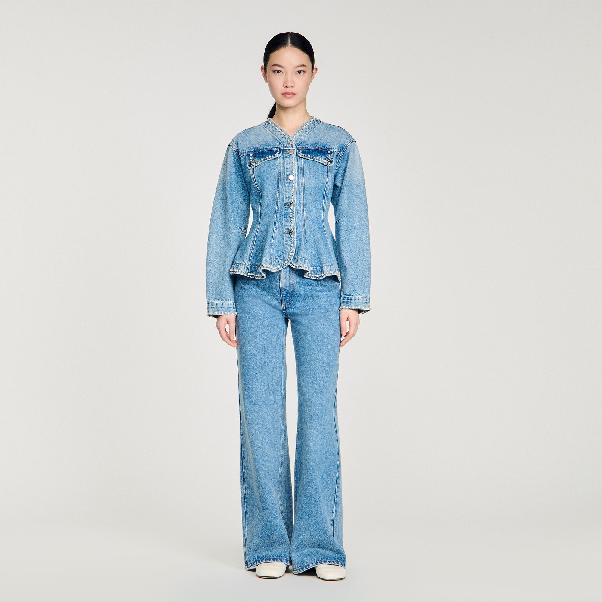 Áo khoác denim đính hạt